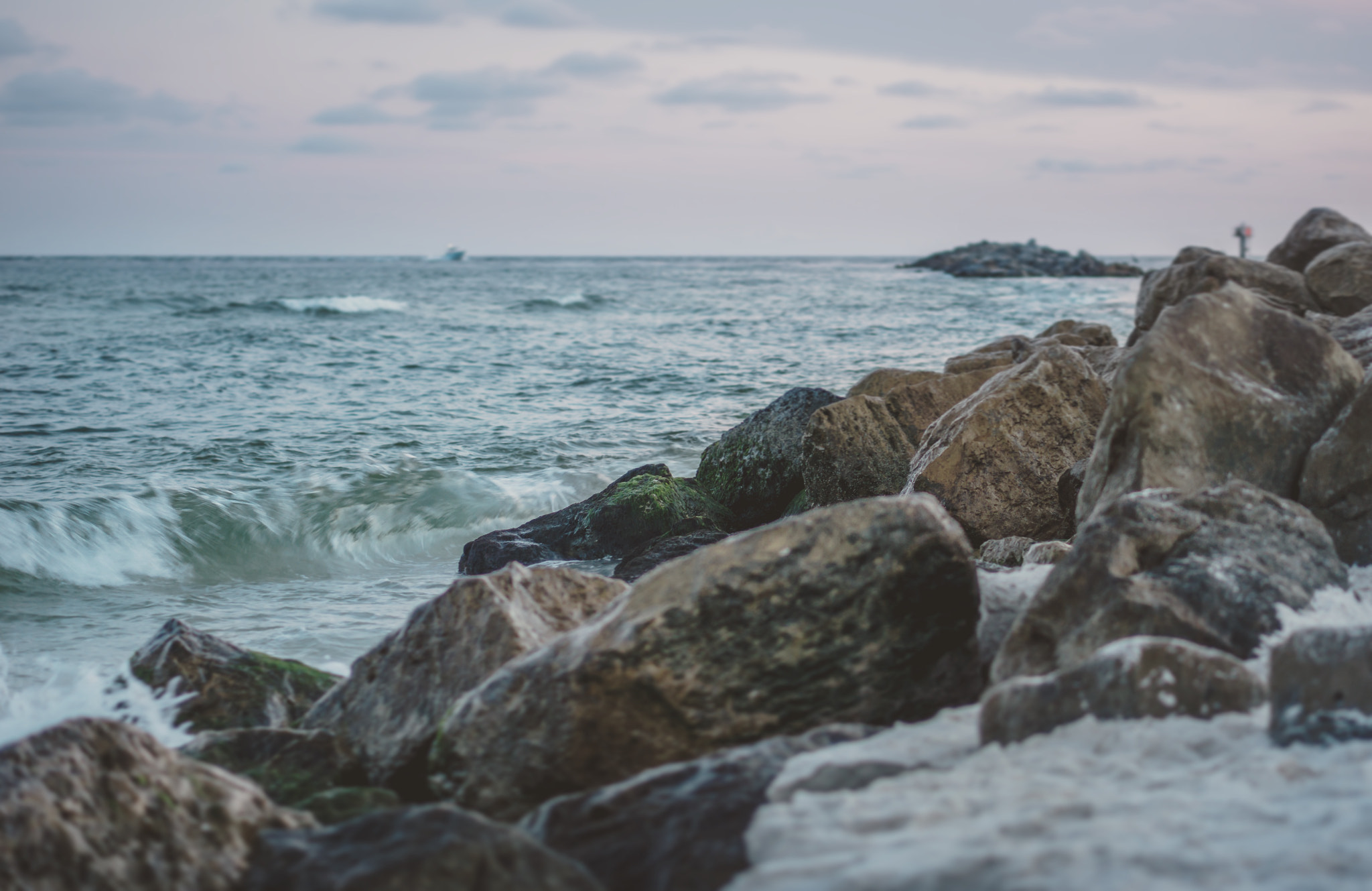 Sony Alpha NEX-5T + E 50mm F1.8 OSS sample photo. Rocks and waves. photography