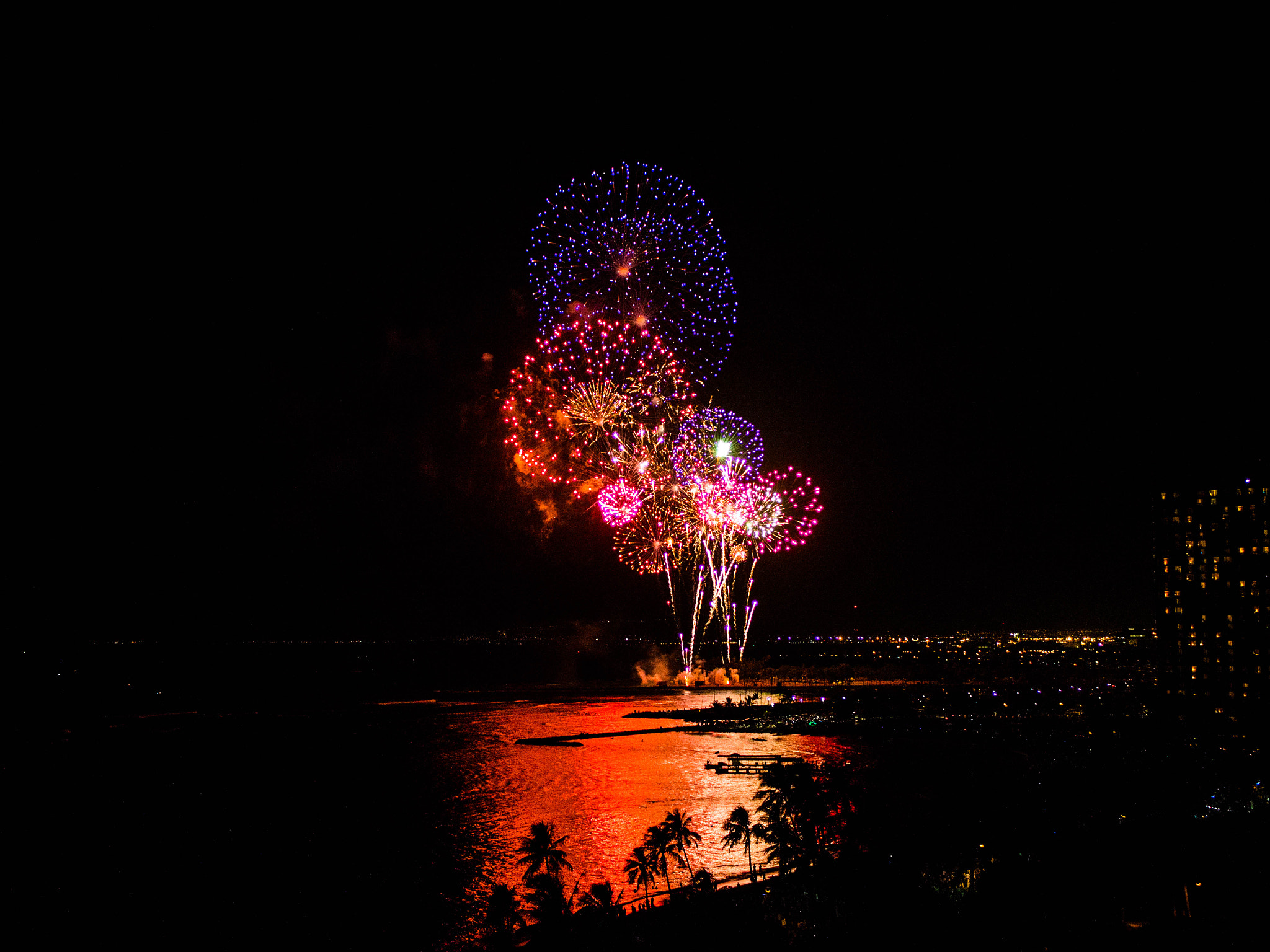 Olympus OM-D E-M5 + LUMIX G 25/F1.7 sample photo. Fireworks over waikiki #5 photography