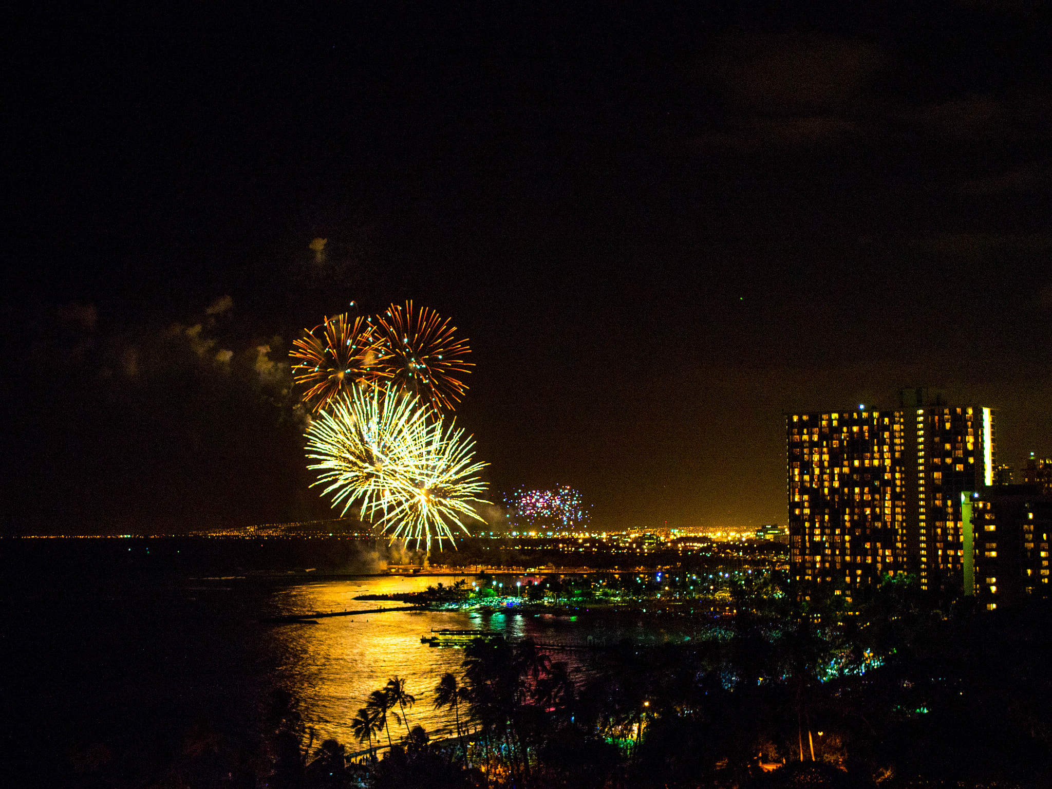 Olympus OM-D E-M5 + LUMIX G 25/F1.7 sample photo. Fireworks over waikiki #4 photography