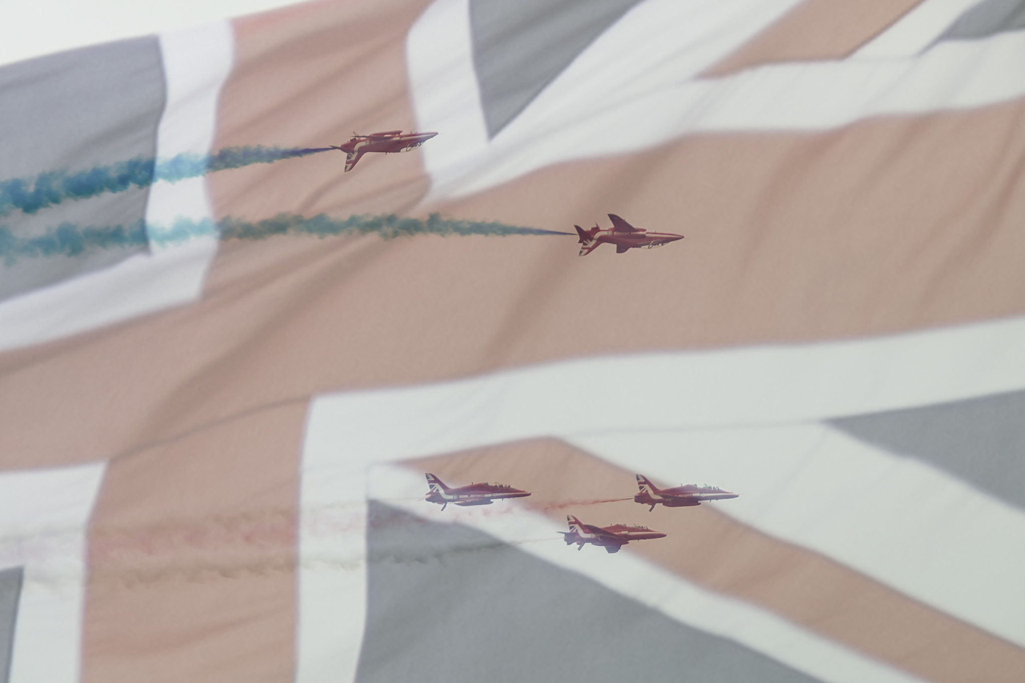 Canon EF 70-200mm F4L IS USM sample photo. Red arrows flag photography