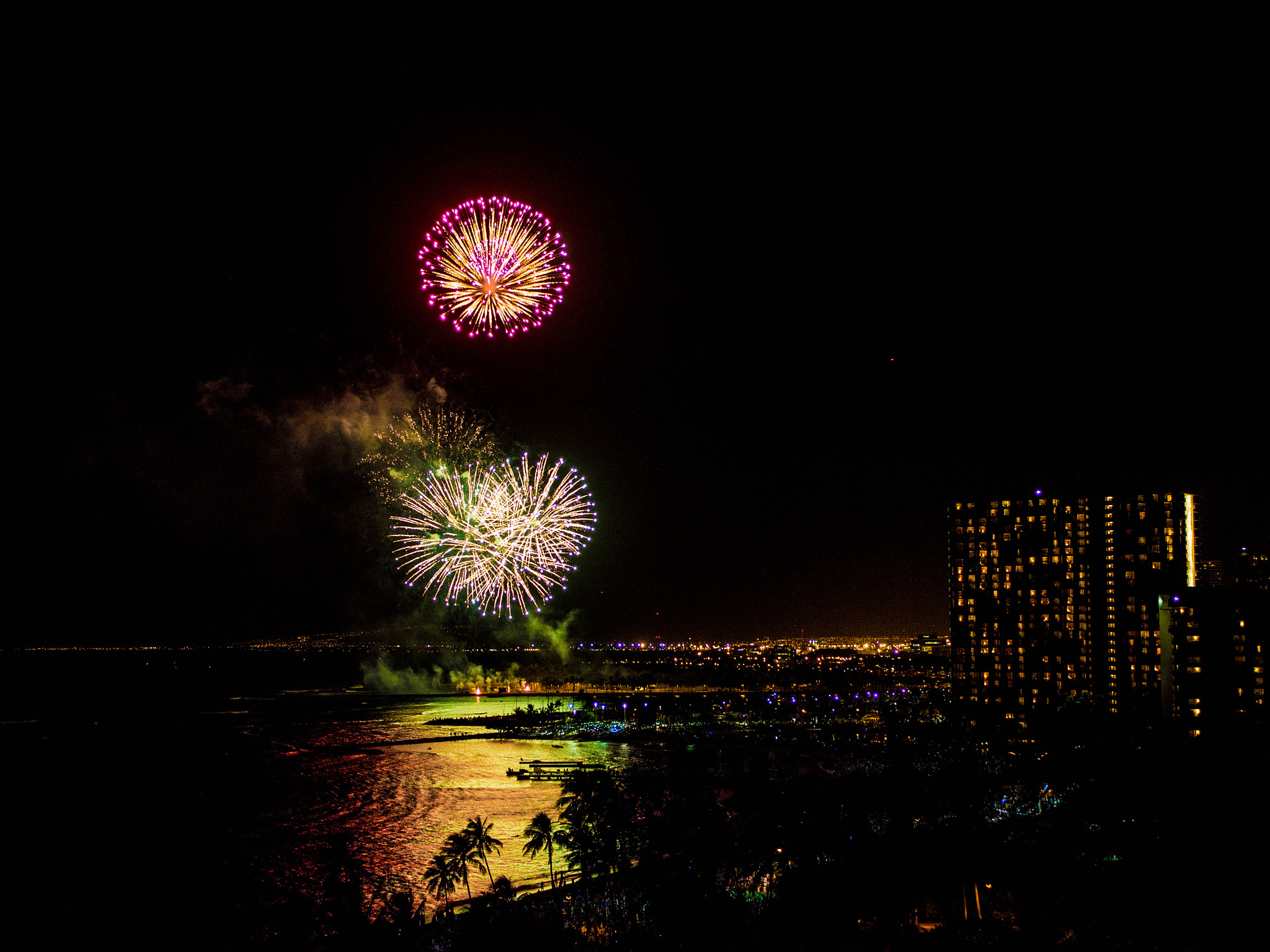 Olympus OM-D E-M5 + LUMIX G 25/F1.7 sample photo. Fireworks over waikiki #7 photography