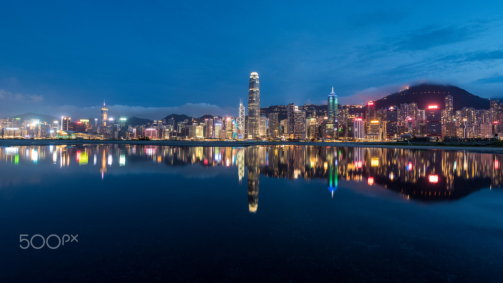 Canon EF 11-24mm F4L USM sample photo. Twilight of victoria harbor of hong kong photography