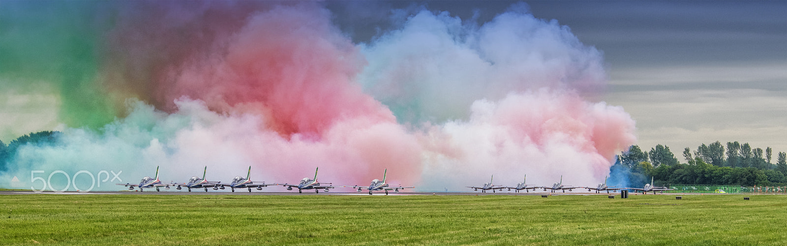 Nikon D5300 + Sigma 70-300mm F4-5.6 DG OS sample photo. The italian tricolori team ready to take off photography