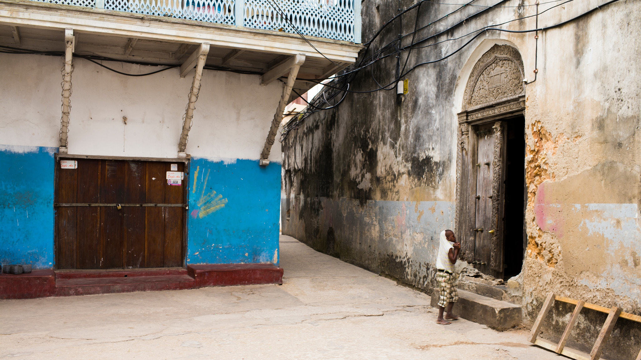 Leica Summarit-M 35mm F2.4 ASPH sample photo. Child in stone town photography