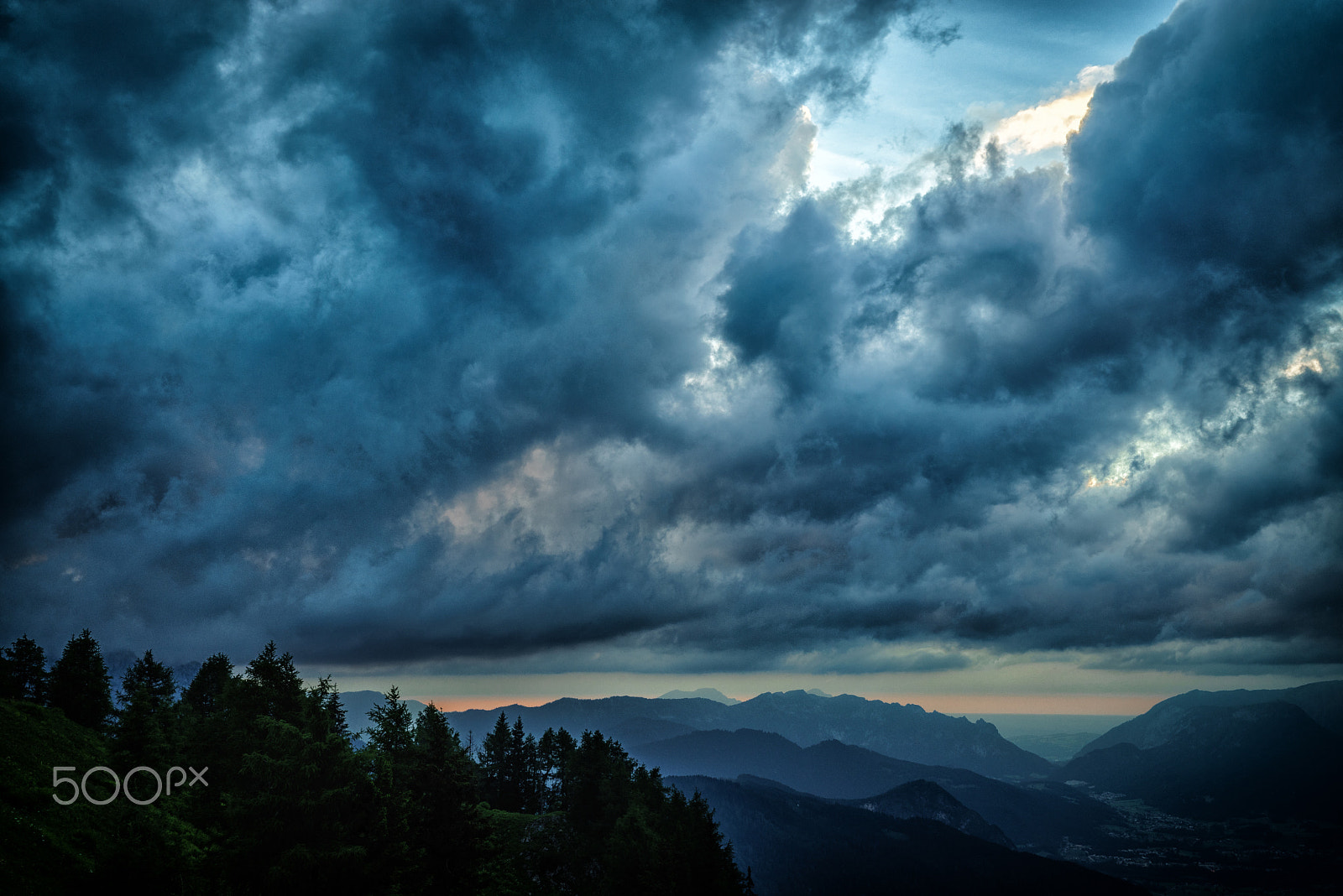 16-35mm F4 G SSM OSS sample photo. Cloudy evening photography