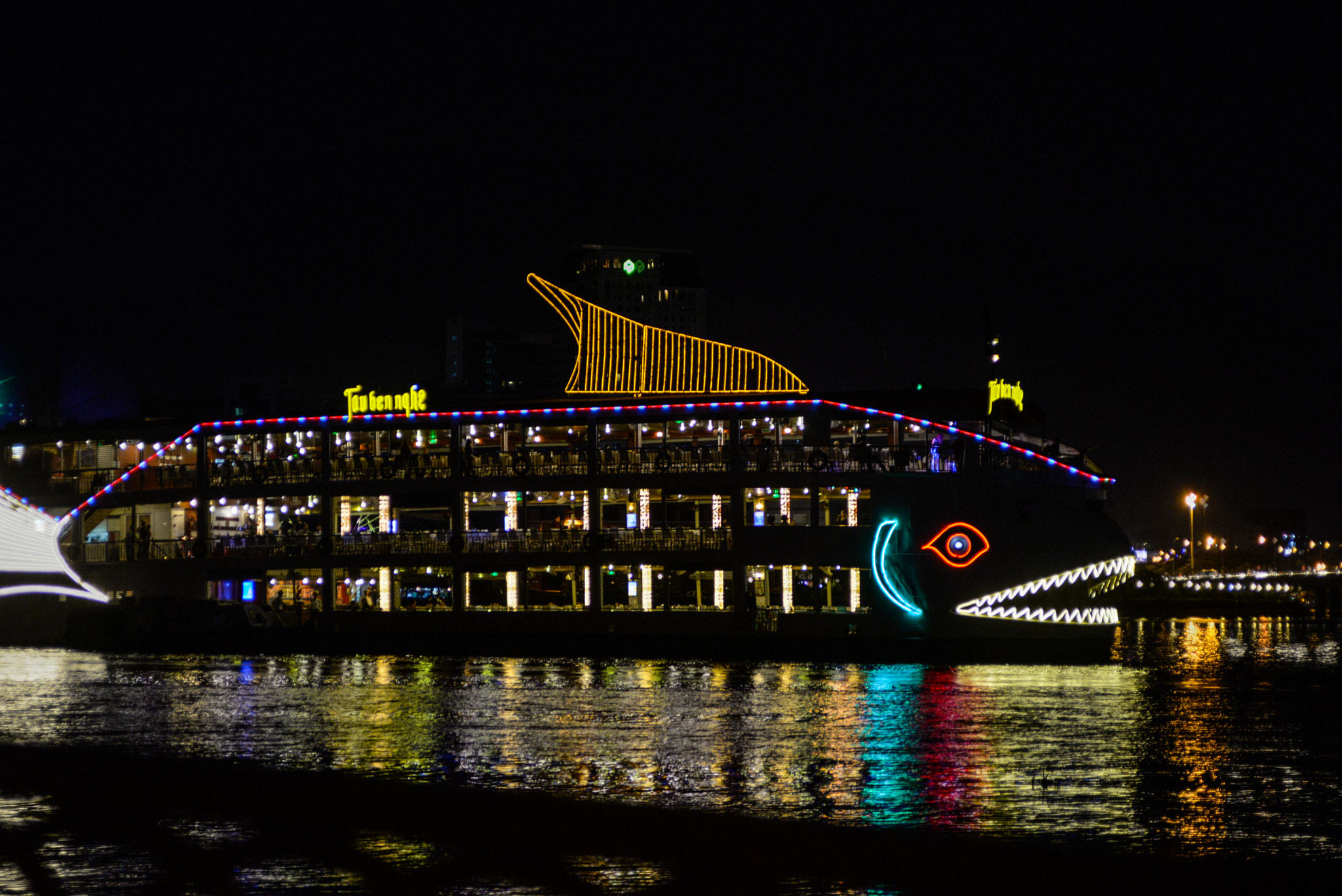 AF Zoom-Nikkor 28-80mm f/3.3-5.6G sample photo. Colourful restaurant ship photography