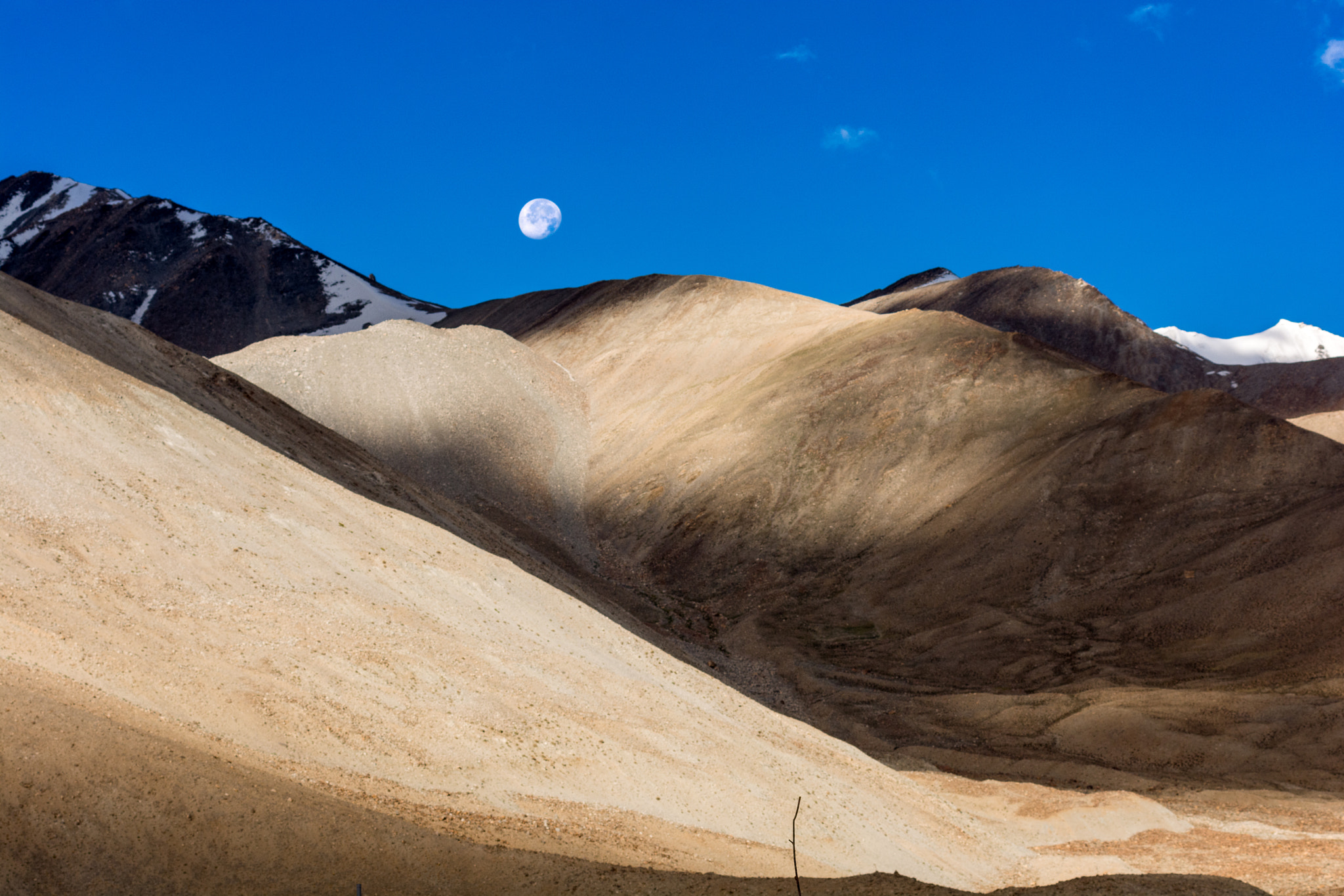 Nikon AF-Nikkor 80-200mm F2.8D ED sample photo. Moon down at pangong tso photography