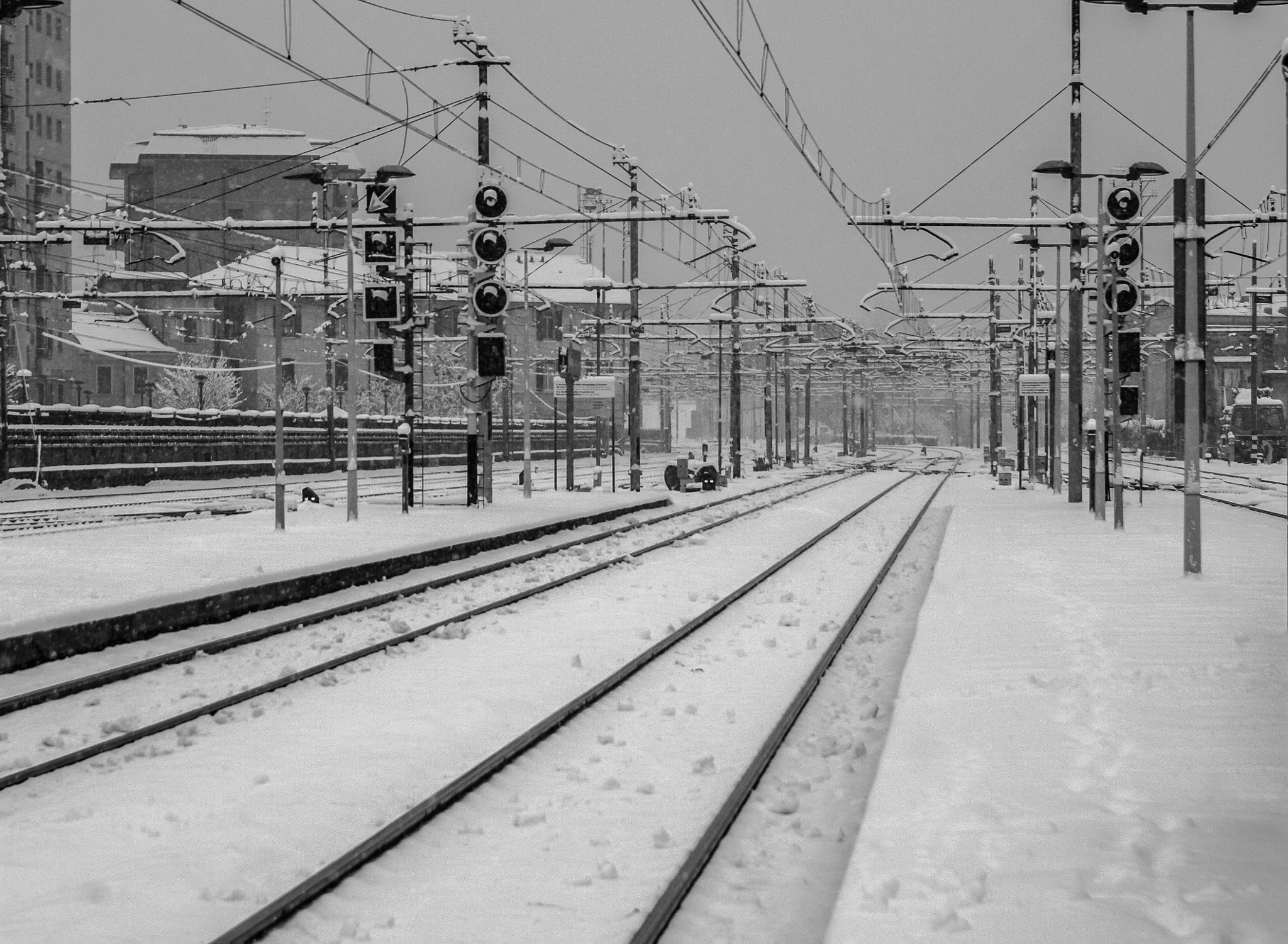 Pentax smc DA 17-70mm F4.0 AL (IF) SDM sample photo. Silent train station photography