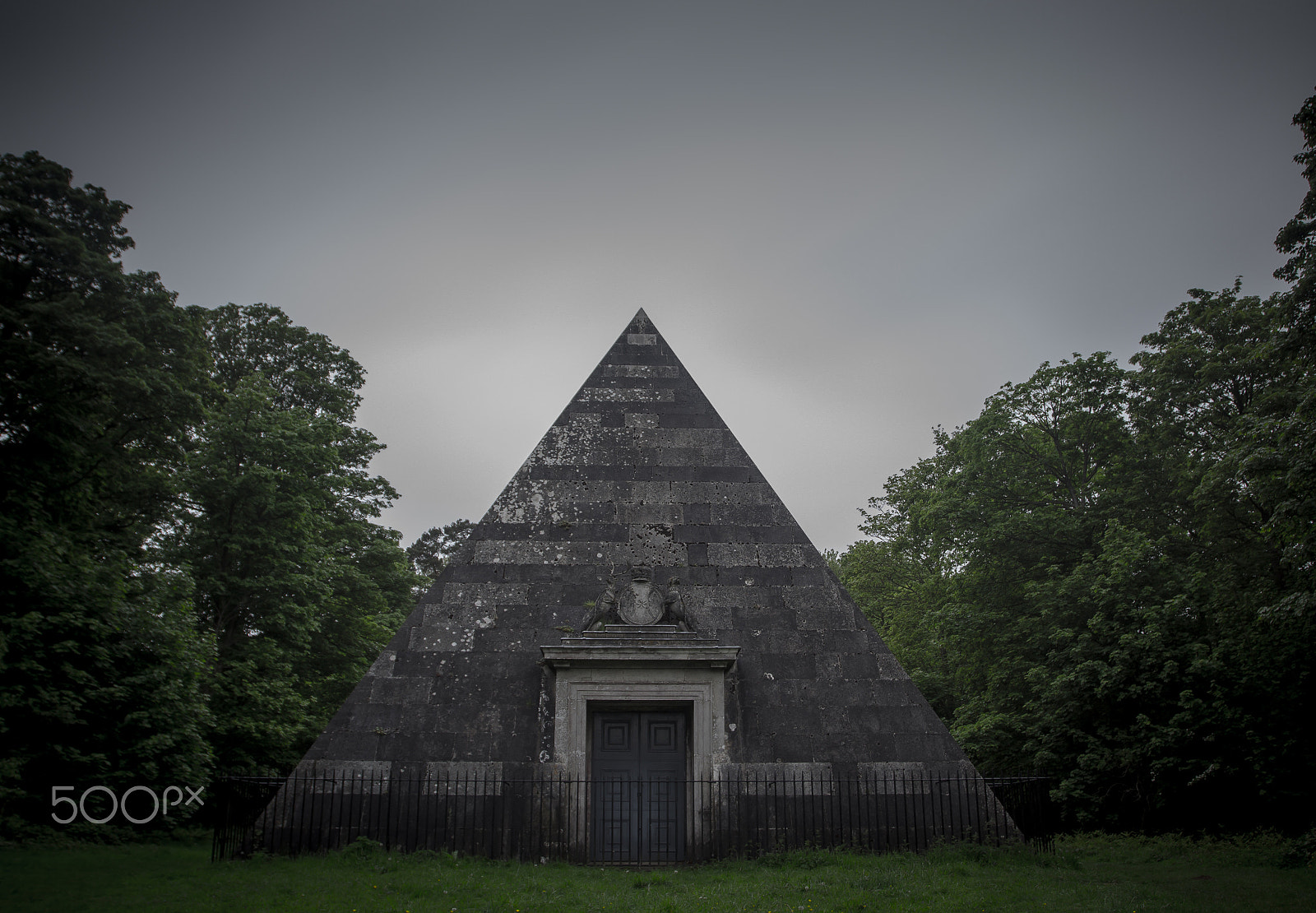 Canon EOS 1200D (EOS Rebel T5 / EOS Kiss X70 / EOS Hi) + Canon EF 17-40mm F4L USM sample photo. Blickling mausoleum photography