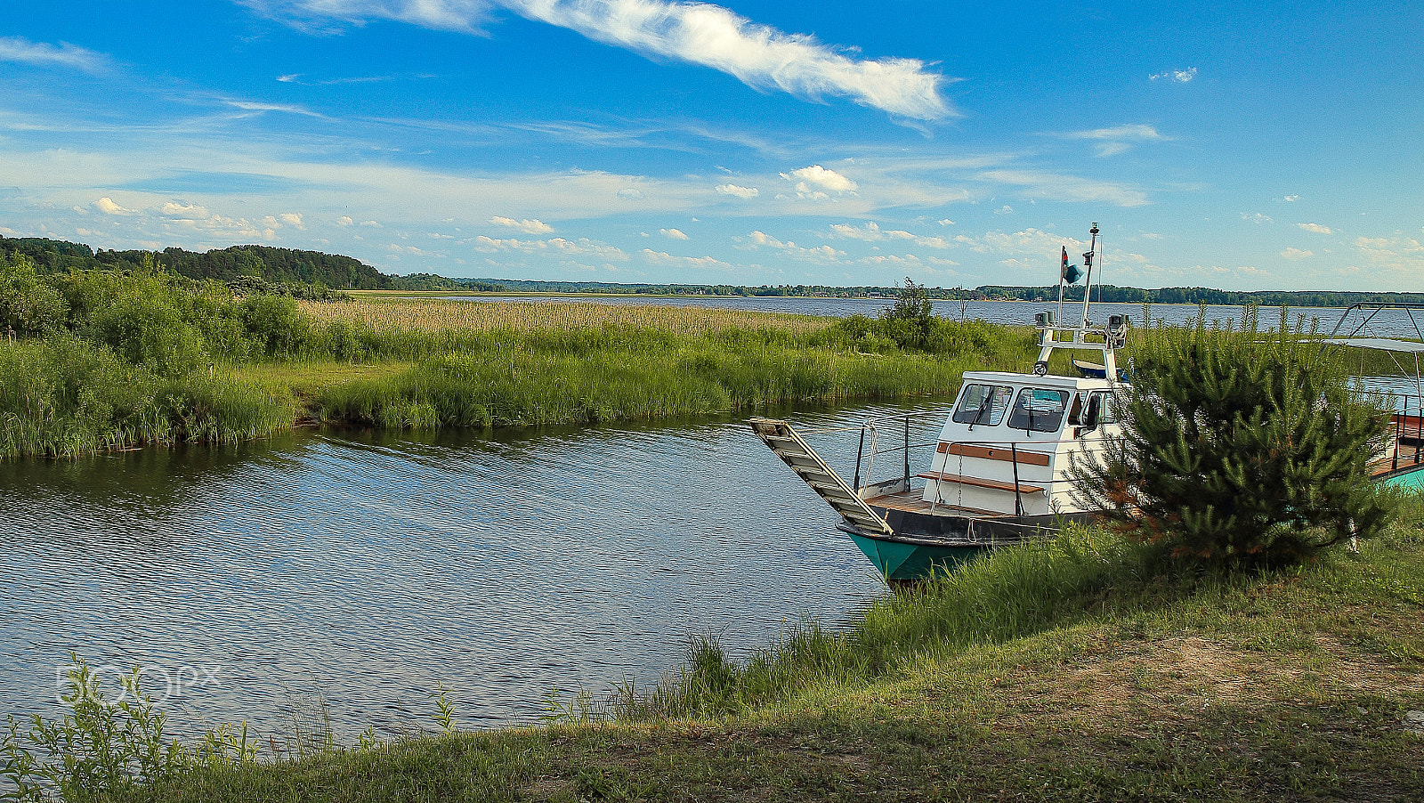 Canon EF 28-80mm f/2.8-4L sample photo. The tourist base on the lake photography