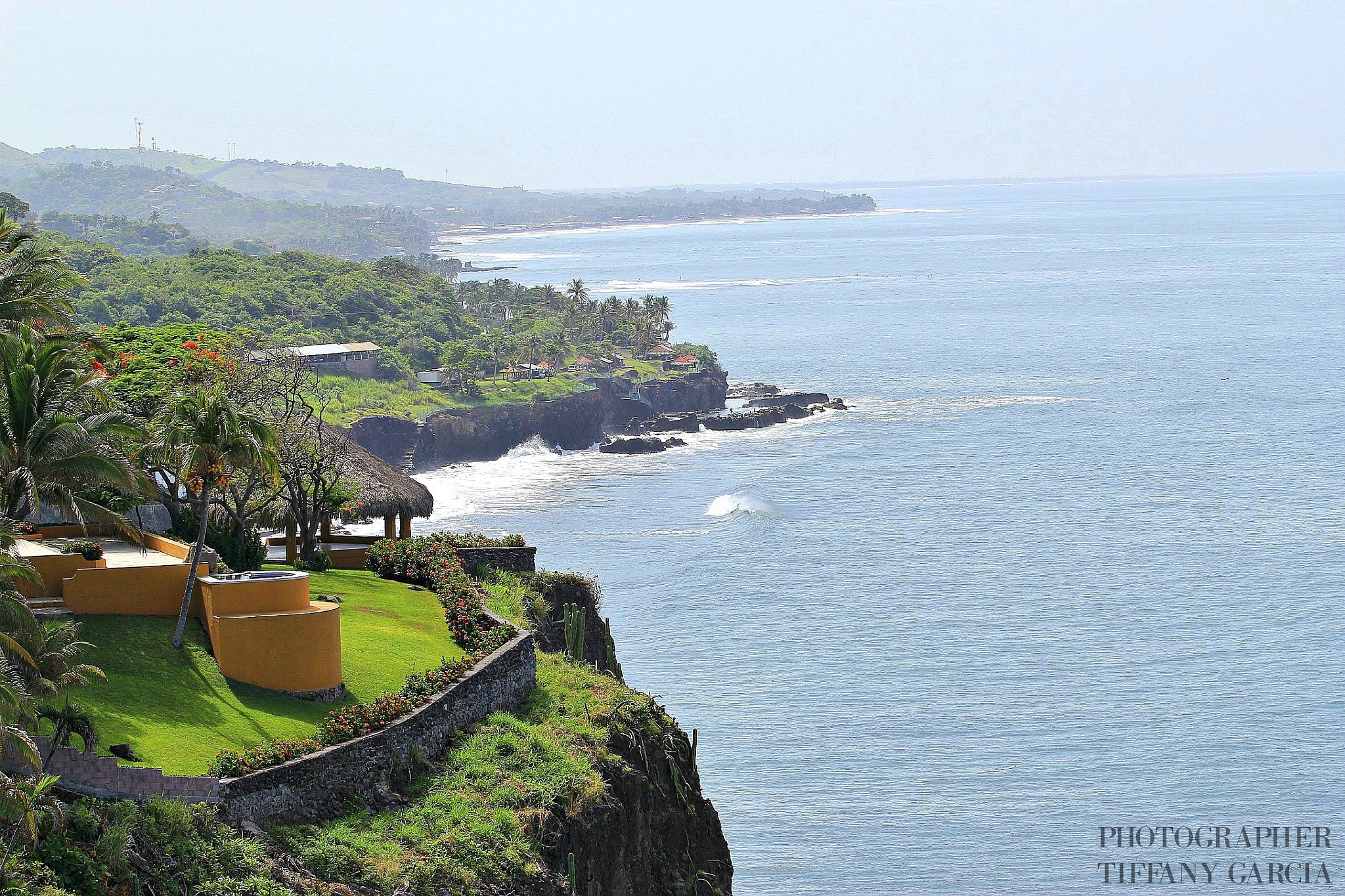 Canon EOS 550D (EOS Rebel T2i / EOS Kiss X4) + Canon EF 70-200mm F4L USM sample photo. El salvador's green coastline photography