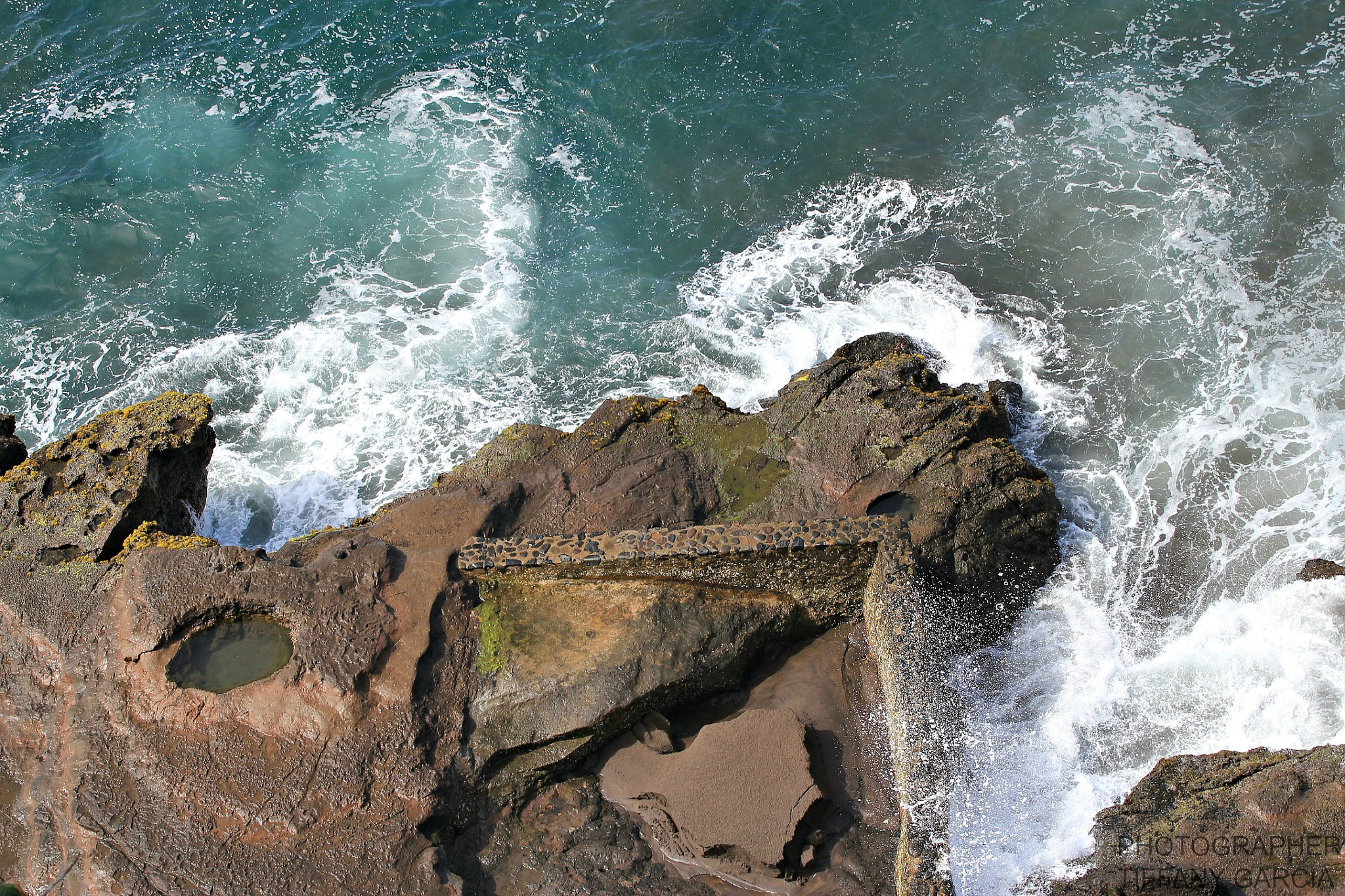 Canon EOS 550D (EOS Rebel T2i / EOS Kiss X4) + Canon EF 70-200mm F4L USM sample photo. Blue waves hitting on rocks photography