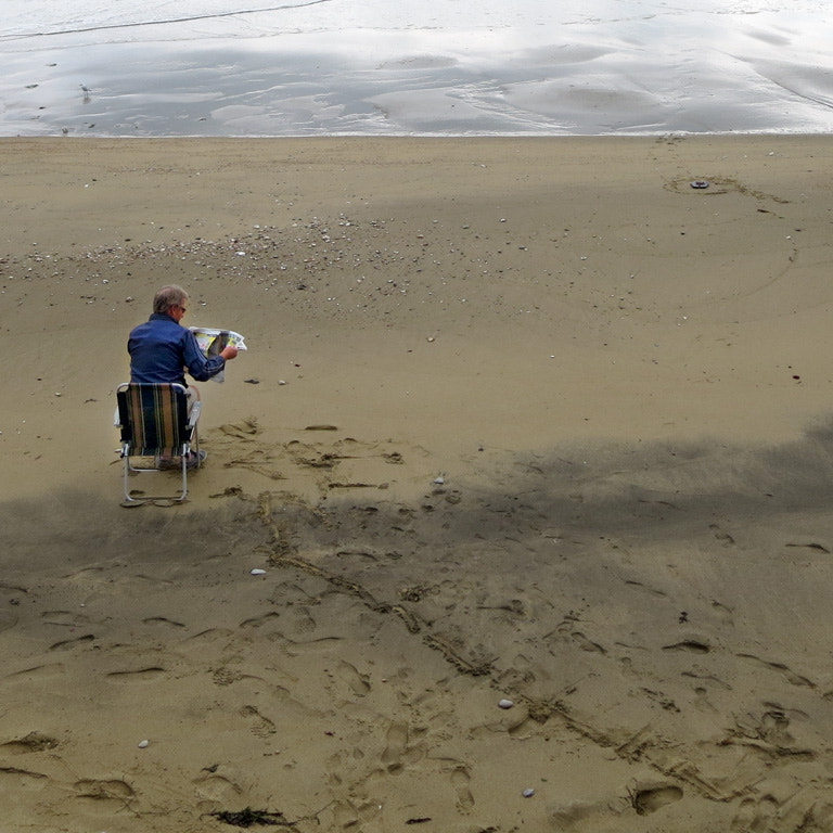 Canon PowerShot ELPH 330 HS (IXUS 255 HS / IXY 610F) sample photo. Man on the beach photography