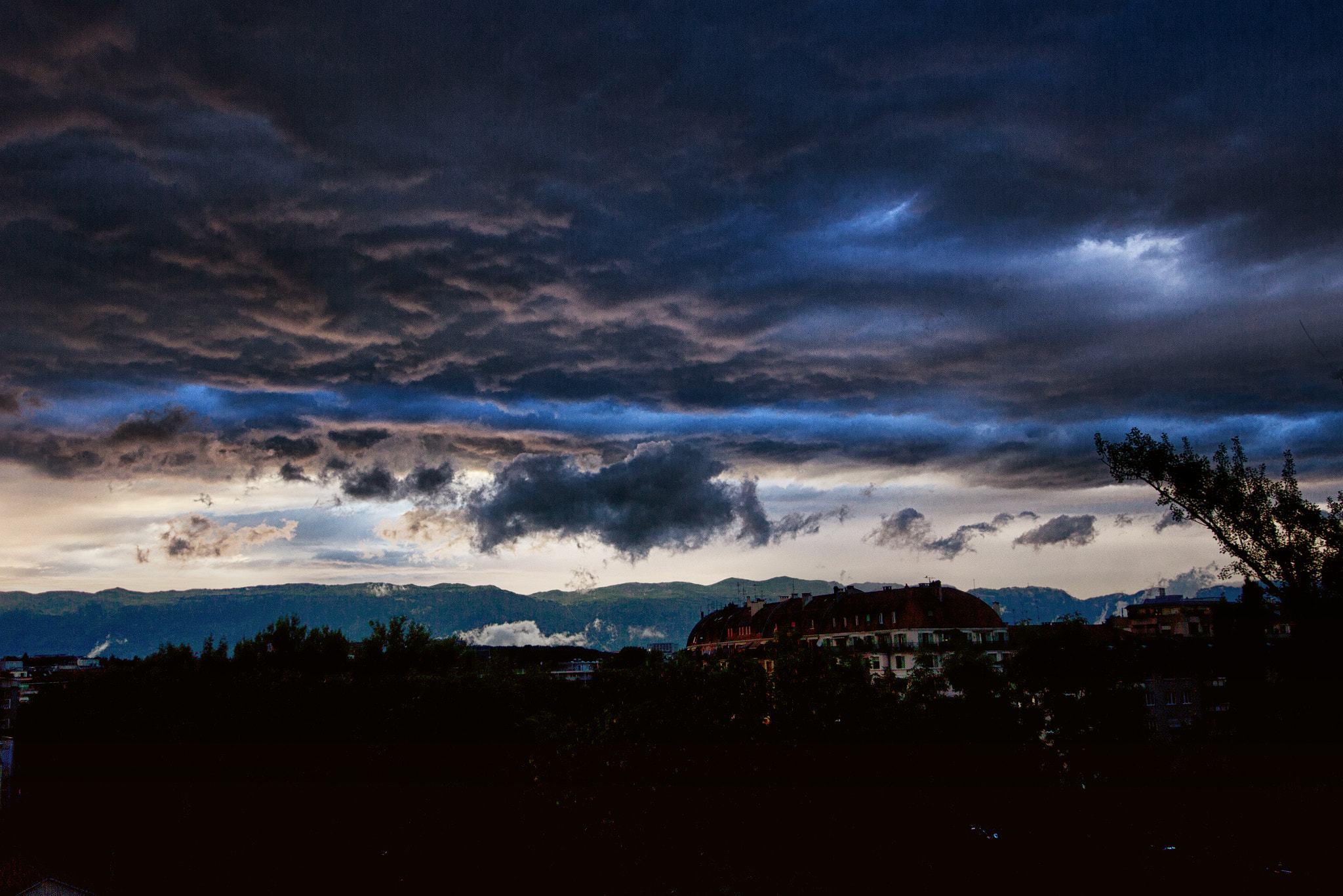 Canon EOS 60D + Sigma 12-24mm F4.5-5.6 II DG HSM sample photo. Carouge orage photography