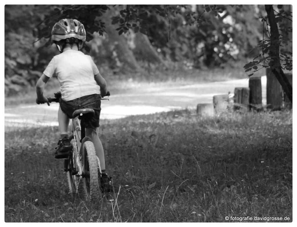 Canon EOS 700D (EOS Rebel T5i / EOS Kiss X7i) + Canon 70-300mm sample photo. Little biking boy photography