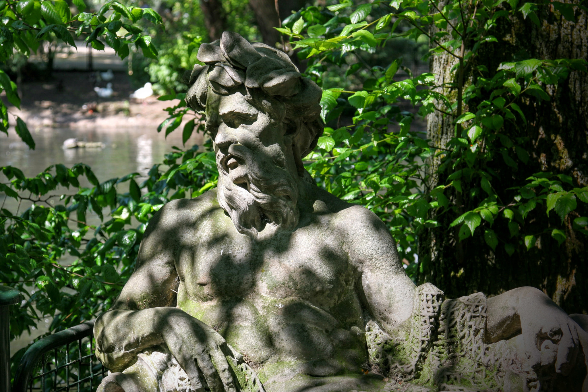 Canon EOS 400D (EOS Digital Rebel XTi / EOS Kiss Digital X) sample photo. Statue at the zoo photography