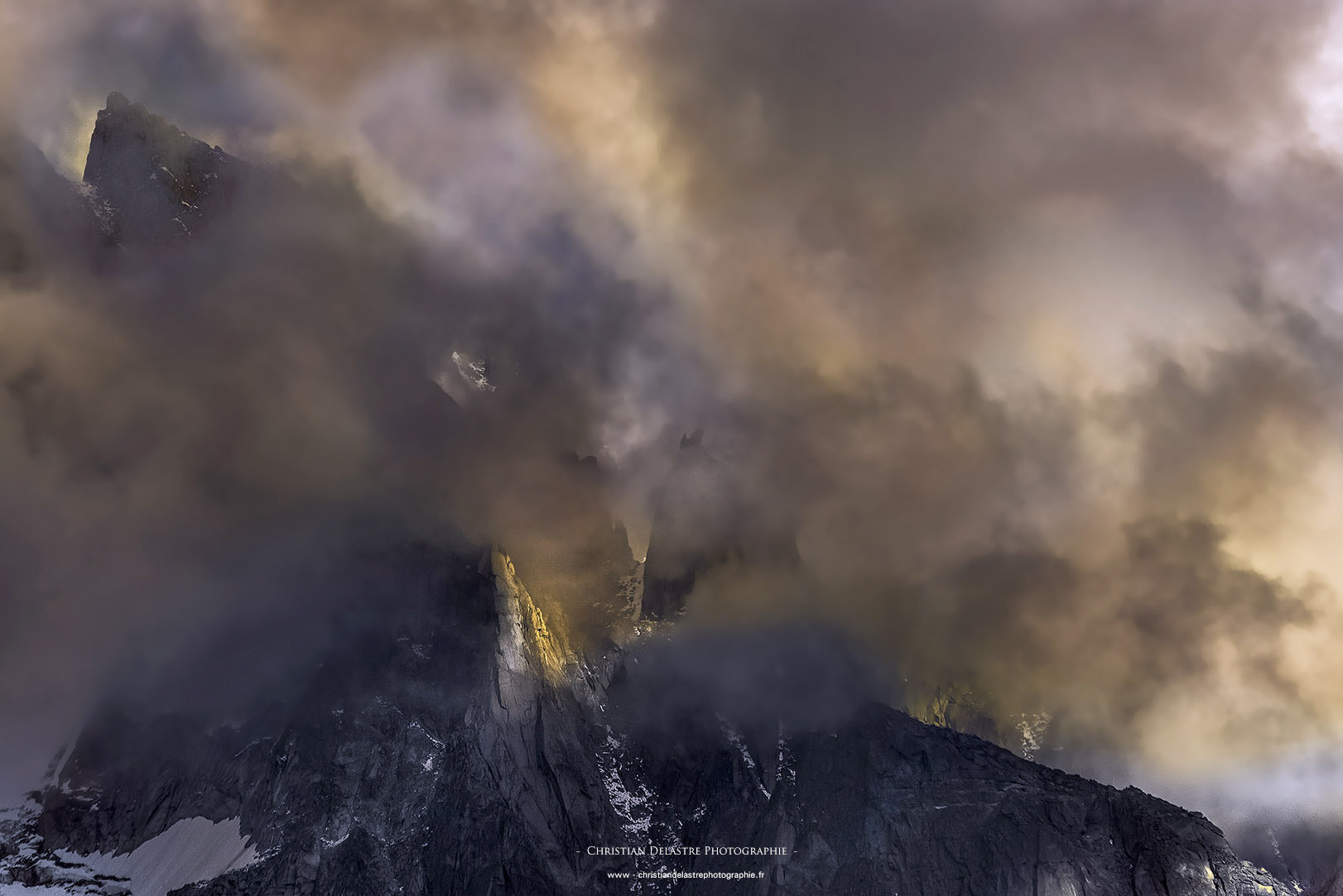 Sigma 120-400mm F4.5-5.6 DG OS HSM sample photo. Lueur d'or sur les aiguilles photography