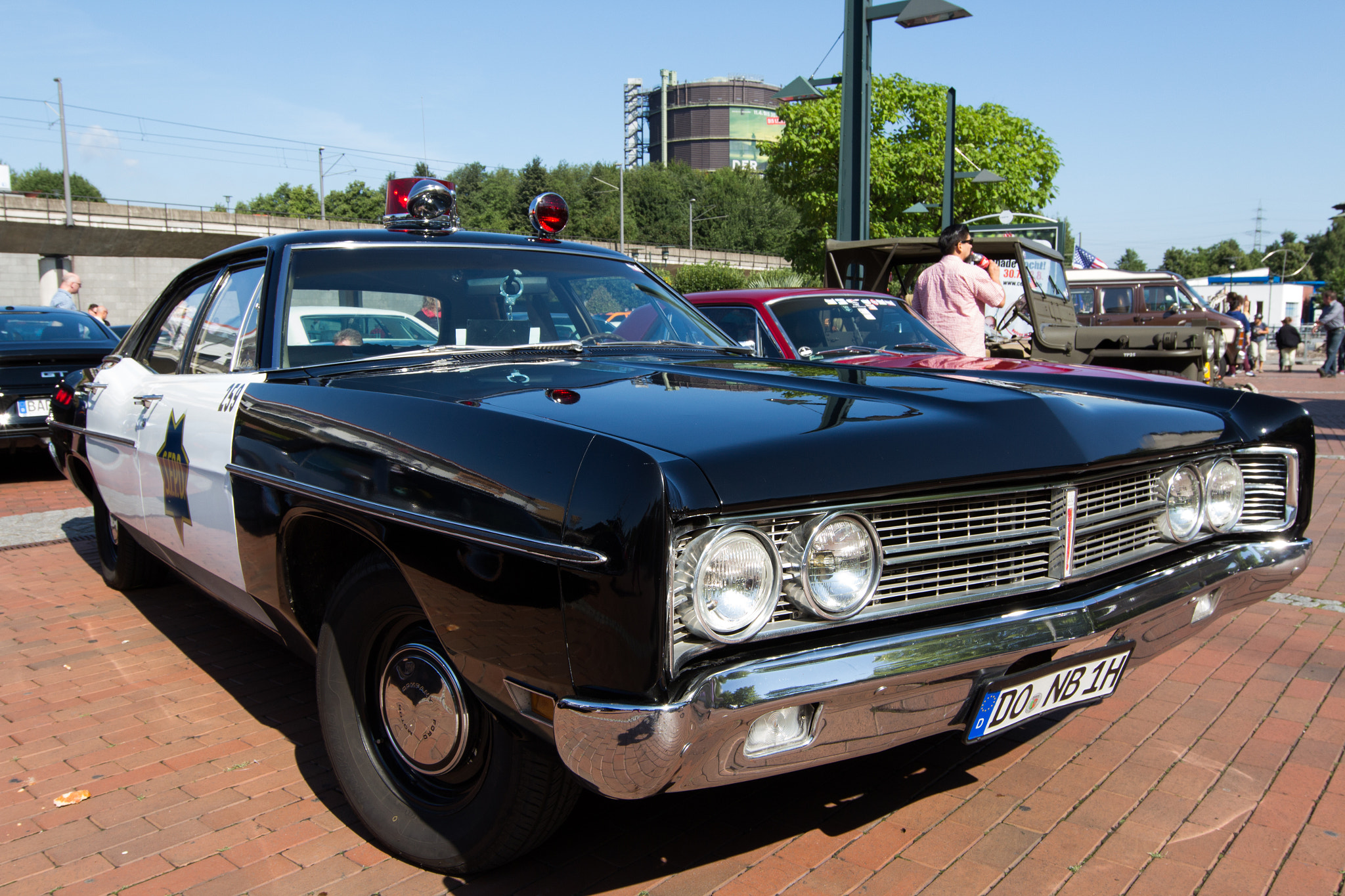 Canon EOS 700D (EOS Rebel T5i / EOS Kiss X7i) + Canon EF 11-24mm F4L USM sample photo. Us police car photography