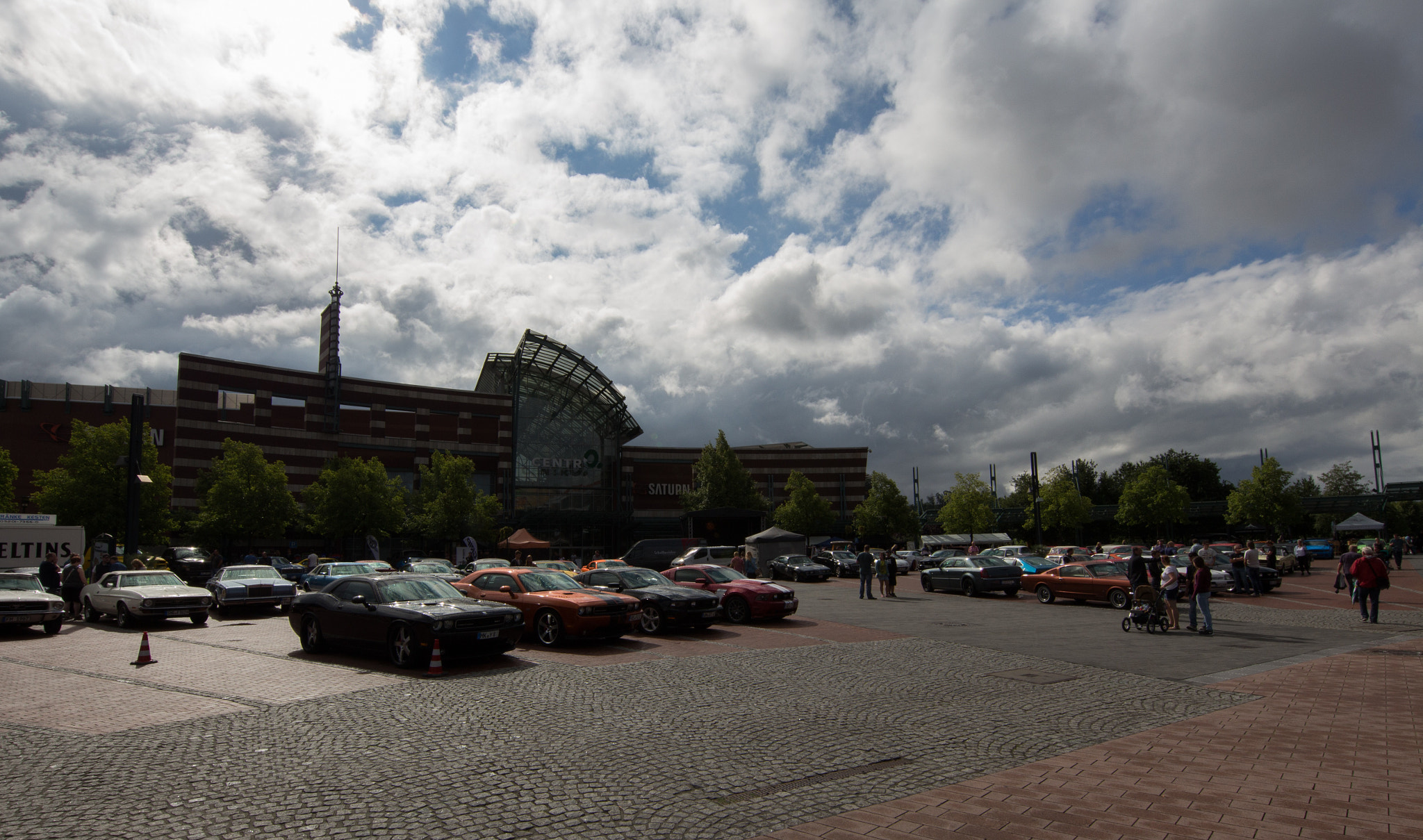 Canon EOS 700D (EOS Rebel T5i / EOS Kiss X7i) + Canon EF 11-24mm F4L USM sample photo. Us car treffen oberhausen 2015 photography