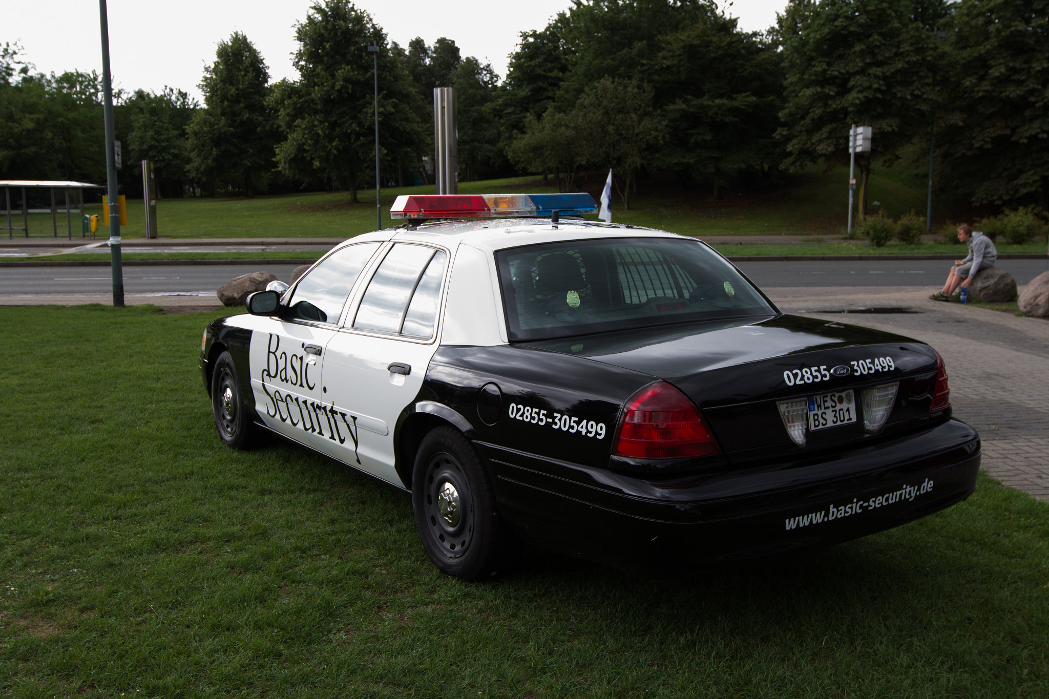 Canon EOS 700D (EOS Rebel T5i / EOS Kiss X7i) + Canon EF 11-24mm F4L USM sample photo. Us police car photography