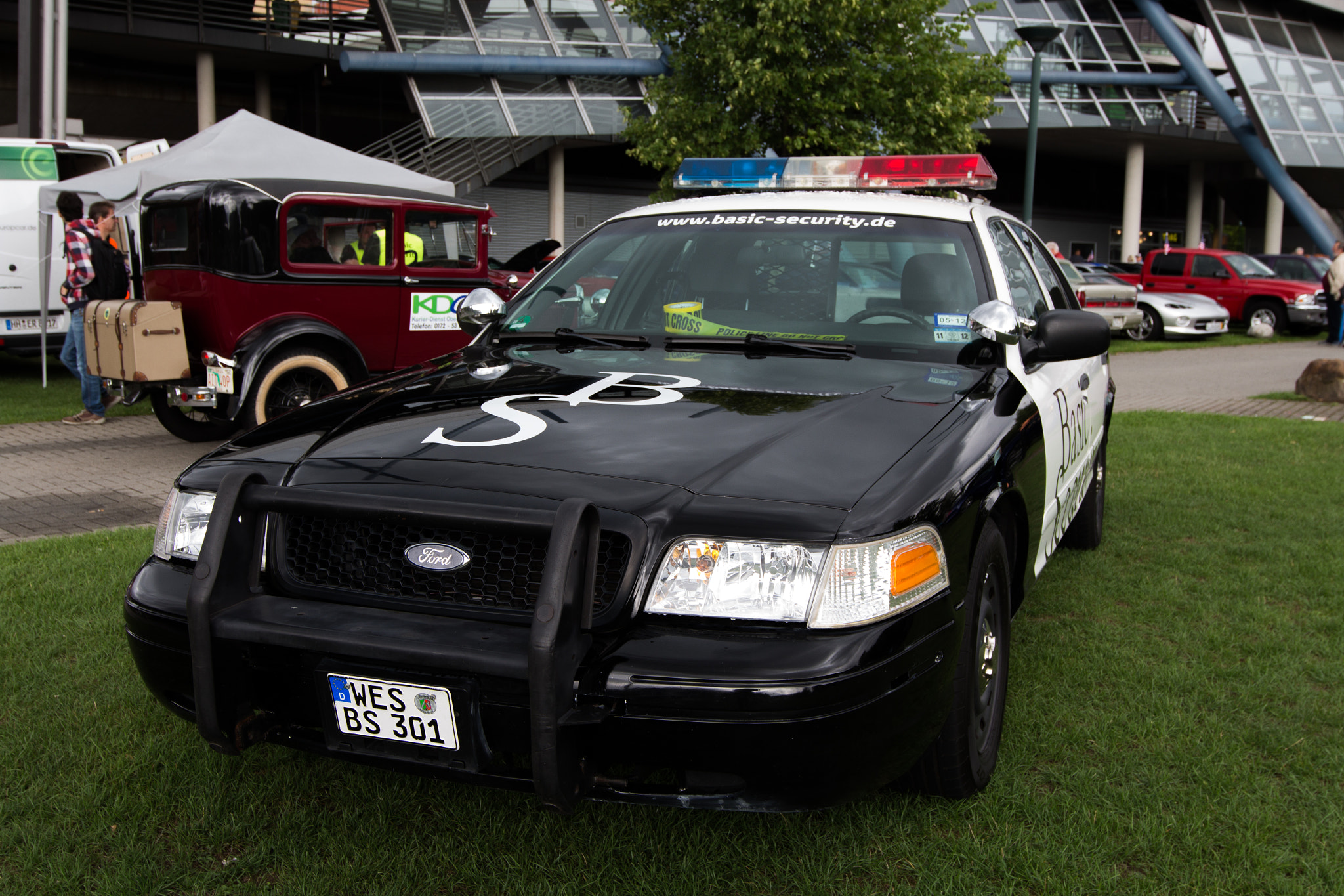 Canon EOS 700D (EOS Rebel T5i / EOS Kiss X7i) + Canon EF 11-24mm F4L USM sample photo. Us police car photography