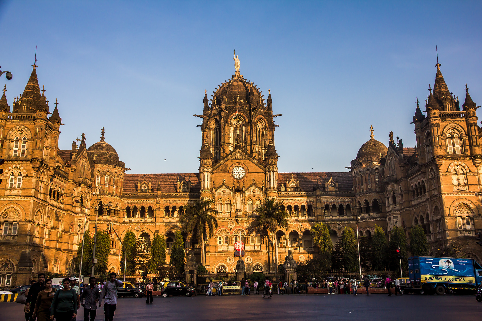 Canon EOS 550D (EOS Rebel T2i / EOS Kiss X4) sample photo. Chhatrapati shivaji terminus mumbai photography