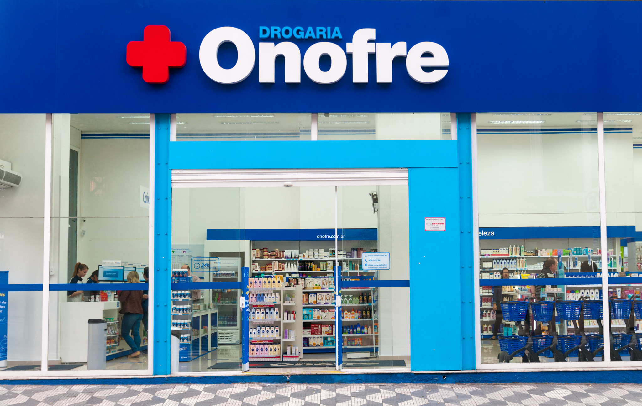 Nikon D300 + Sigma 18-50mm F2.8 EX DC Macro sample photo. Onofre pharmacy paulista avenue são paulo brazil photography
