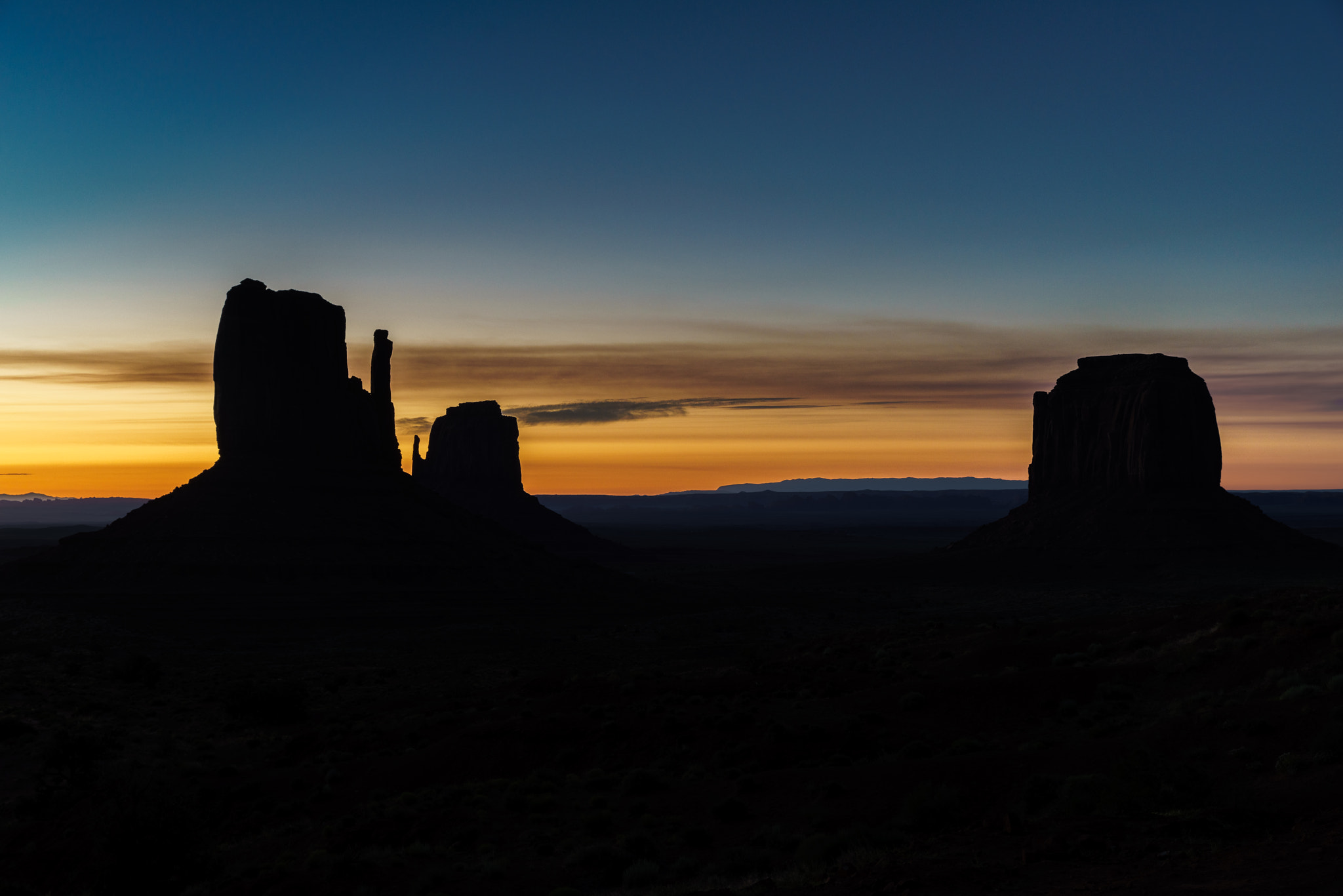 Sony a7R + Sony 70-400mm F4-5.6 G SSM sample photo. Silhouette dwan, monument valley photography