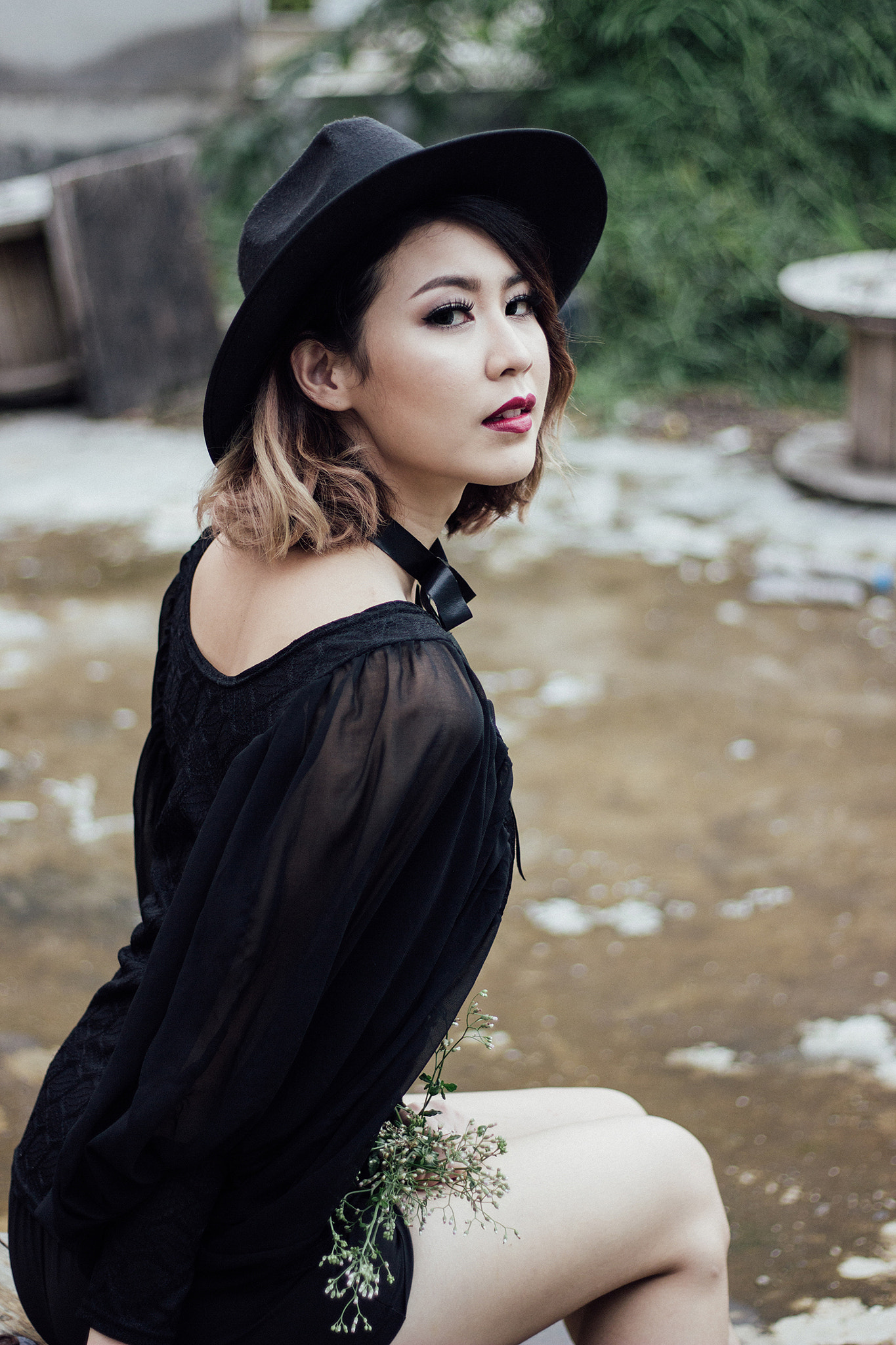 Canon EOS 600D (Rebel EOS T3i / EOS Kiss X5) + Canon EF 50mm F1.8 STM sample photo. Black dress photography