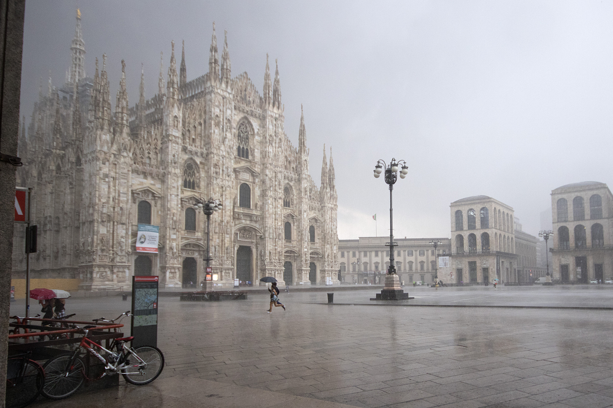 Canon EOS 760D (EOS Rebel T6s / EOS 8000D) + Sigma 10-20mm F4-5.6 EX DC HSM sample photo. Rain shower in piazza duomo photography