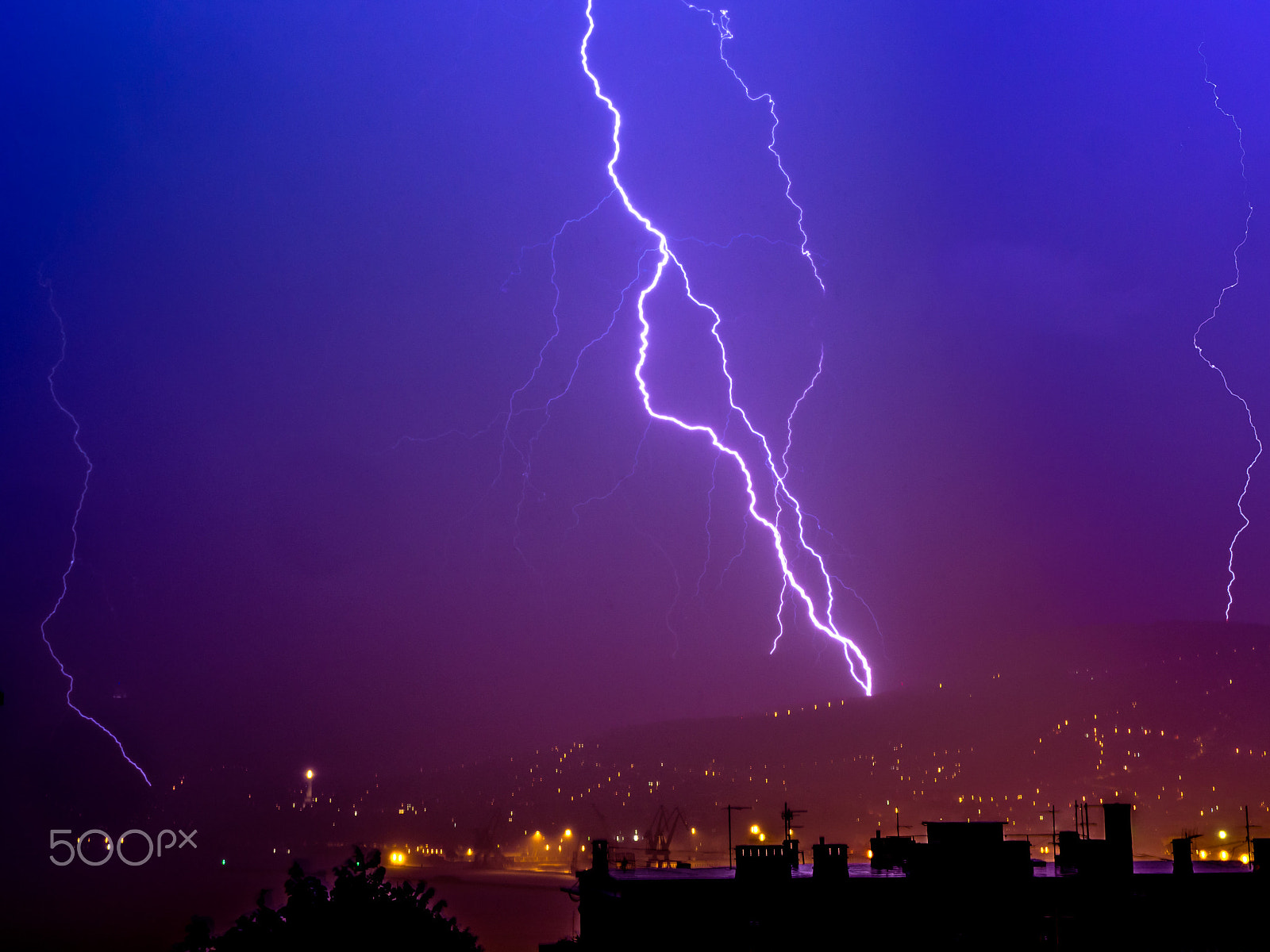 Olympus OM-D E-M10 sample photo. Lightning photography