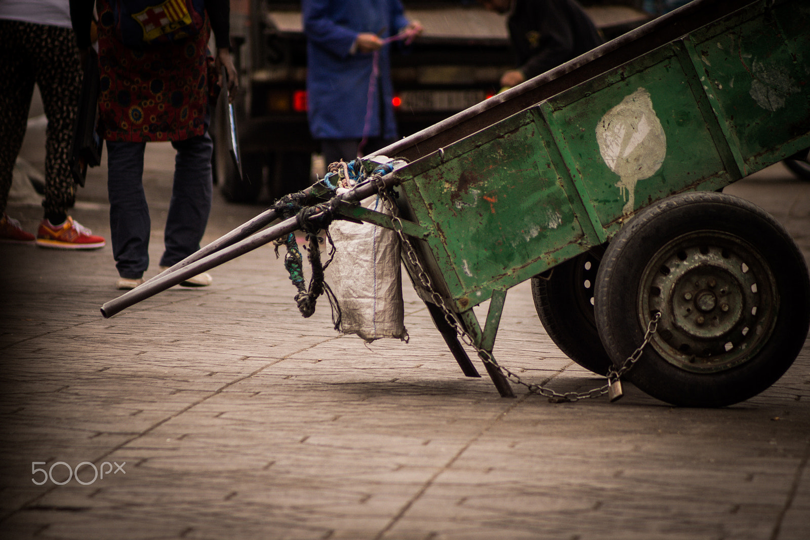 Minolta AF 70-210mm F3.5-4.5 sample photo. Pause for the wheelbarrow photography