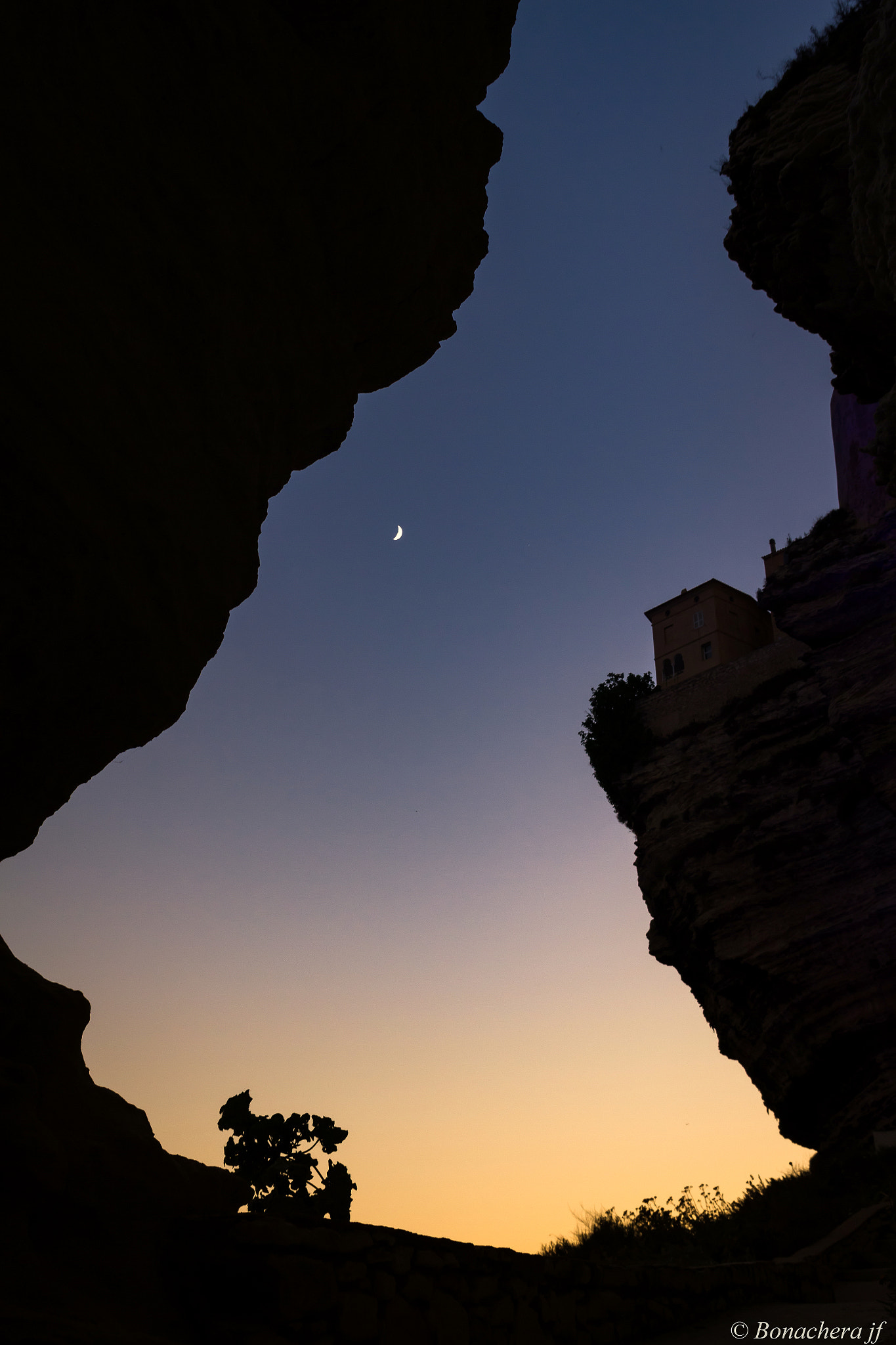 Sigma 17-70mm F2.8-4 DC Macro OS HSM sample photo. Dans le ciel de bonifacio.... photography