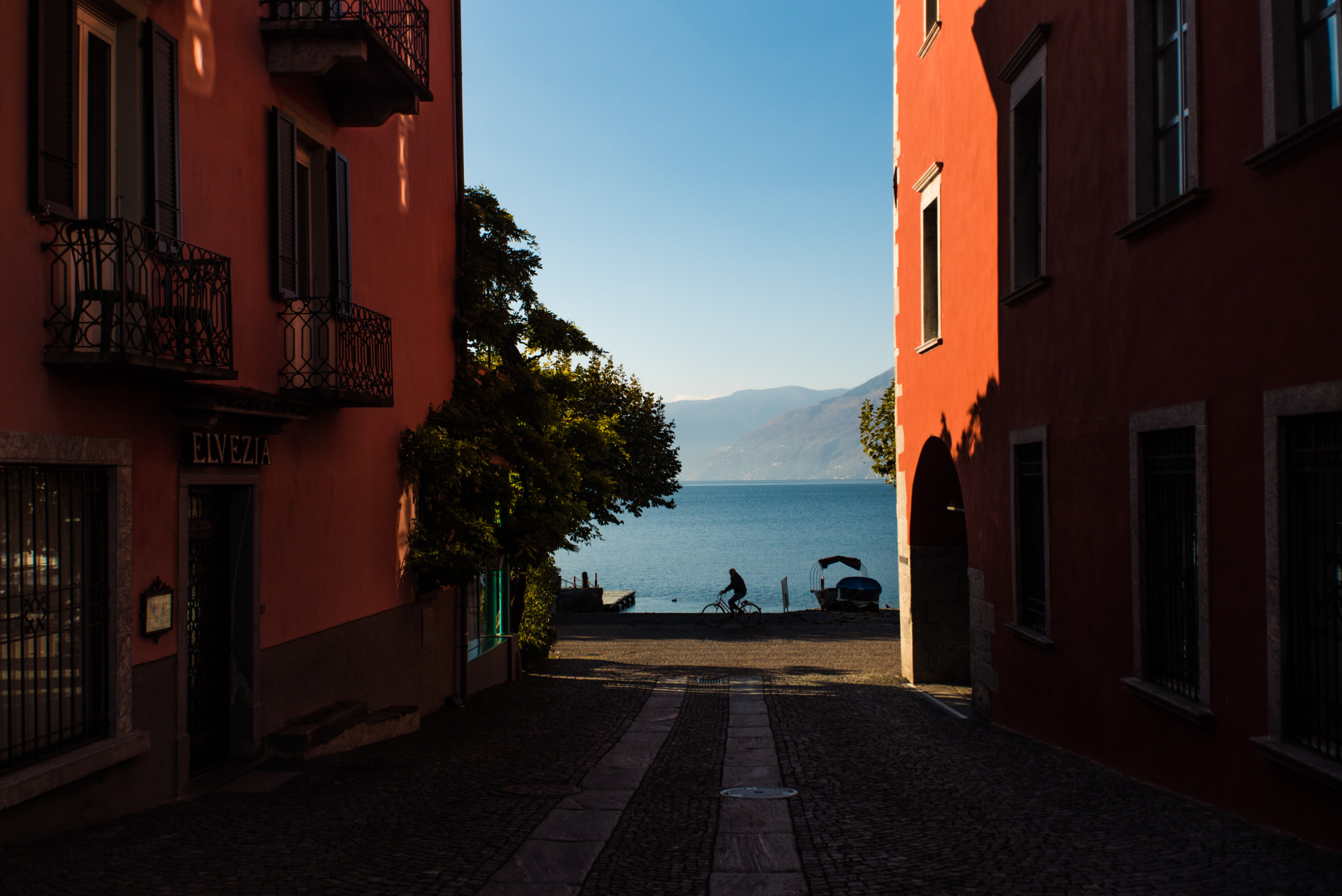 Nikon D750 + Sigma 17-35mm F2.8-4 EX Aspherical sample photo. Descente à ascona photography