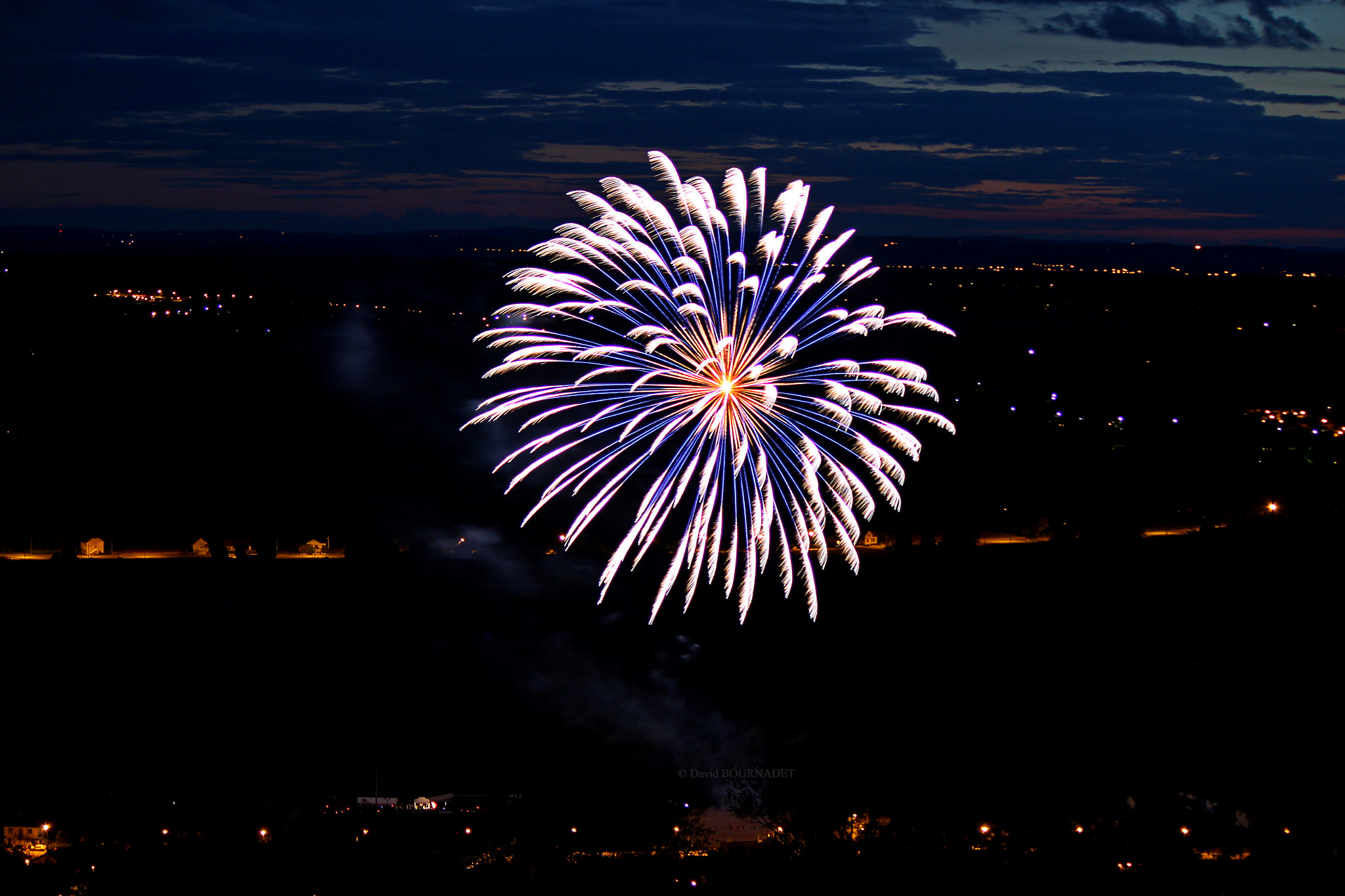 Canon EOS 600D (Rebel EOS T3i / EOS Kiss X5) + Canon EF 70-200mm F4L USM sample photo. Feux d'artifice 13 juillet 2016, abrest, france photography