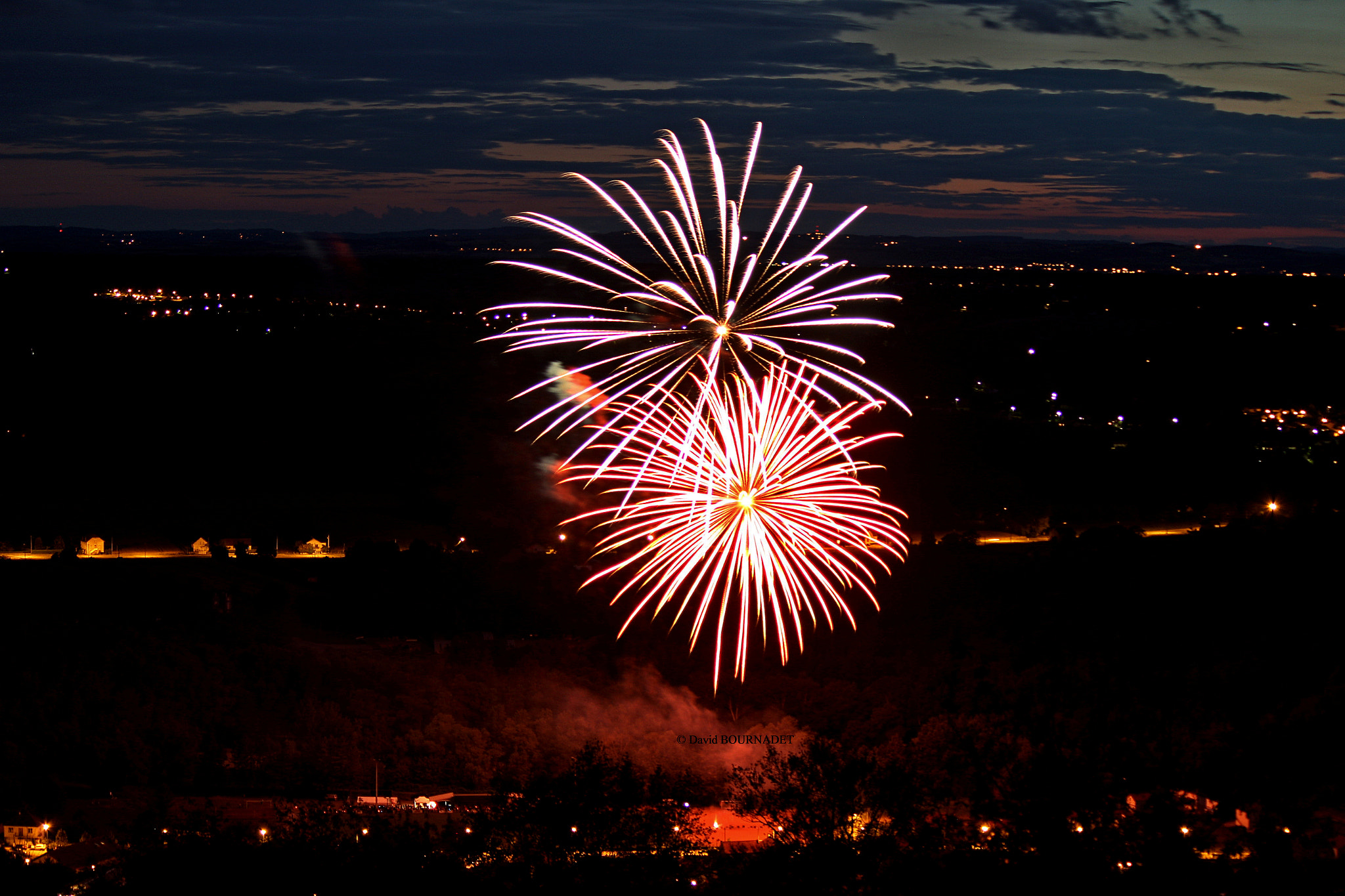 Canon EOS 600D (Rebel EOS T3i / EOS Kiss X5) + Canon EF 70-200mm F4L USM sample photo. Feux d'artifice 13 juillet 2016, abrest, france photography