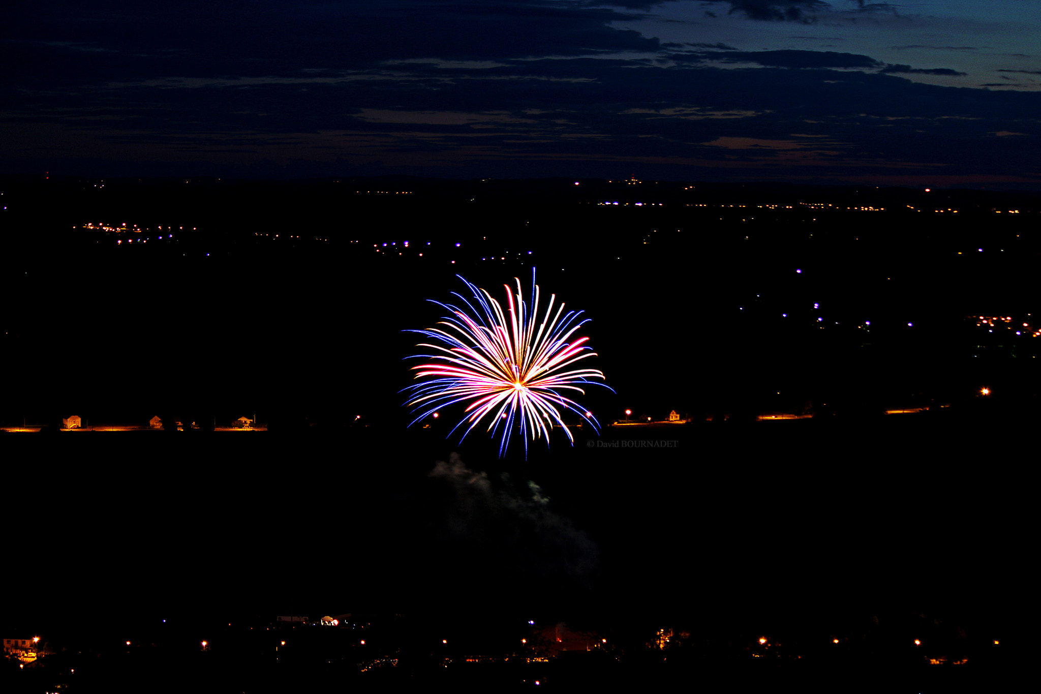 Canon EOS 600D (Rebel EOS T3i / EOS Kiss X5) + Canon EF 70-200mm F4L USM sample photo. Feux d'artifice 13 juillet 2016, abrest, france photography