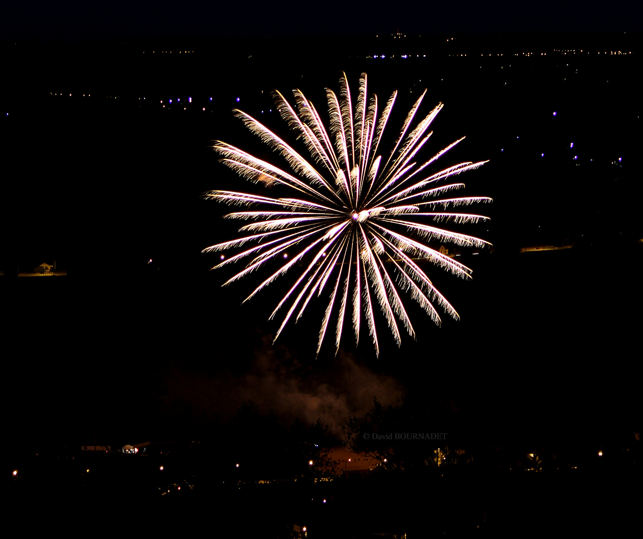 Canon EOS 600D (Rebel EOS T3i / EOS Kiss X5) + Canon EF 70-200mm F4L USM sample photo. Feux d'artifice 13 juillet 2016, abrest, france photography