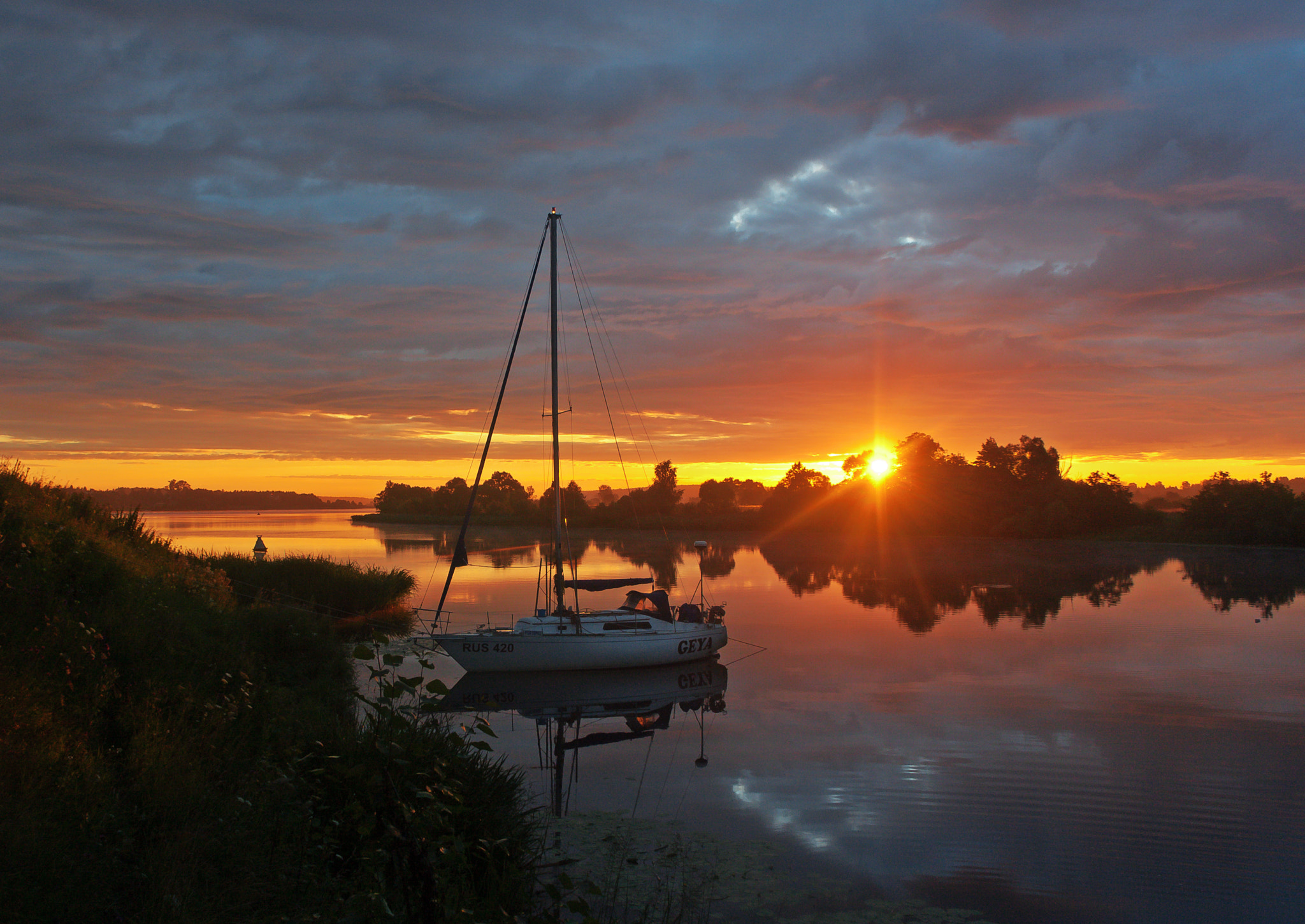 Canon EOS 400D (EOS Digital Rebel XTi / EOS Kiss Digital X) sample photo. Яхта на рассвете   /   yacht at dawn photography