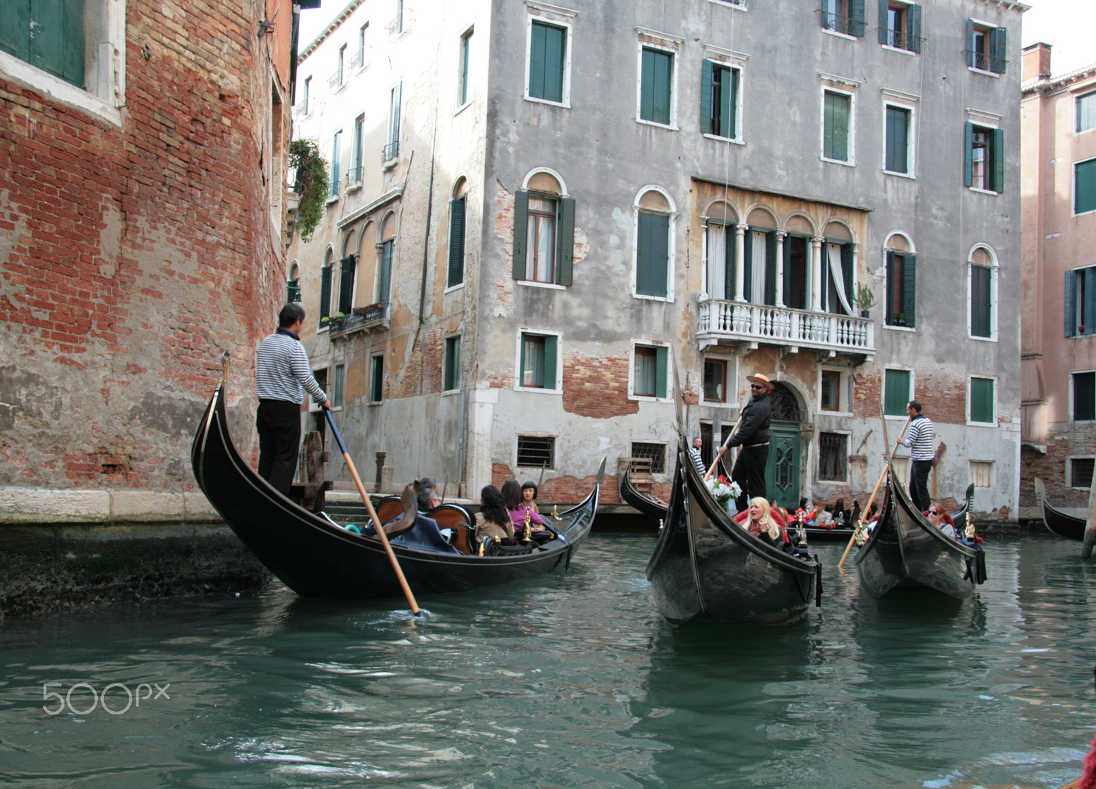 Canon EOS 400D (EOS Digital Rebel XTi / EOS Kiss Digital X) sample photo. Gondolas and gondoliers photography