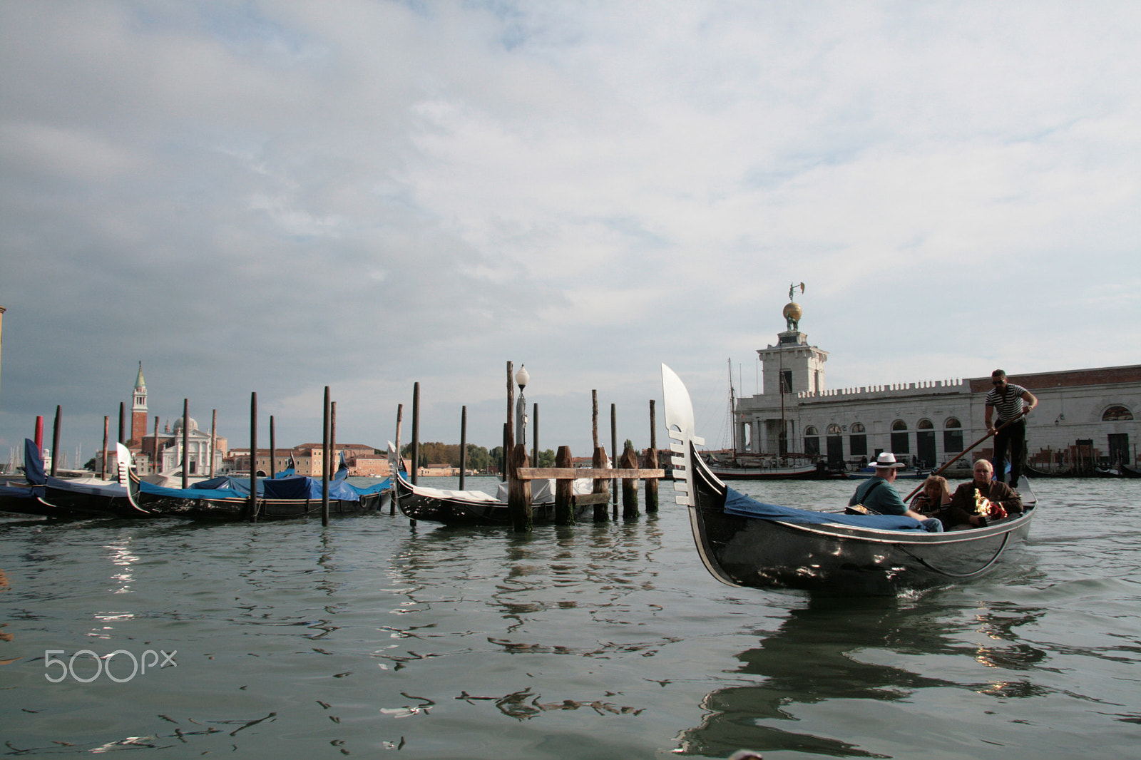 Canon EOS 400D (EOS Digital Rebel XTi / EOS Kiss Digital X) sample photo. Gondolas and gondoliers photography