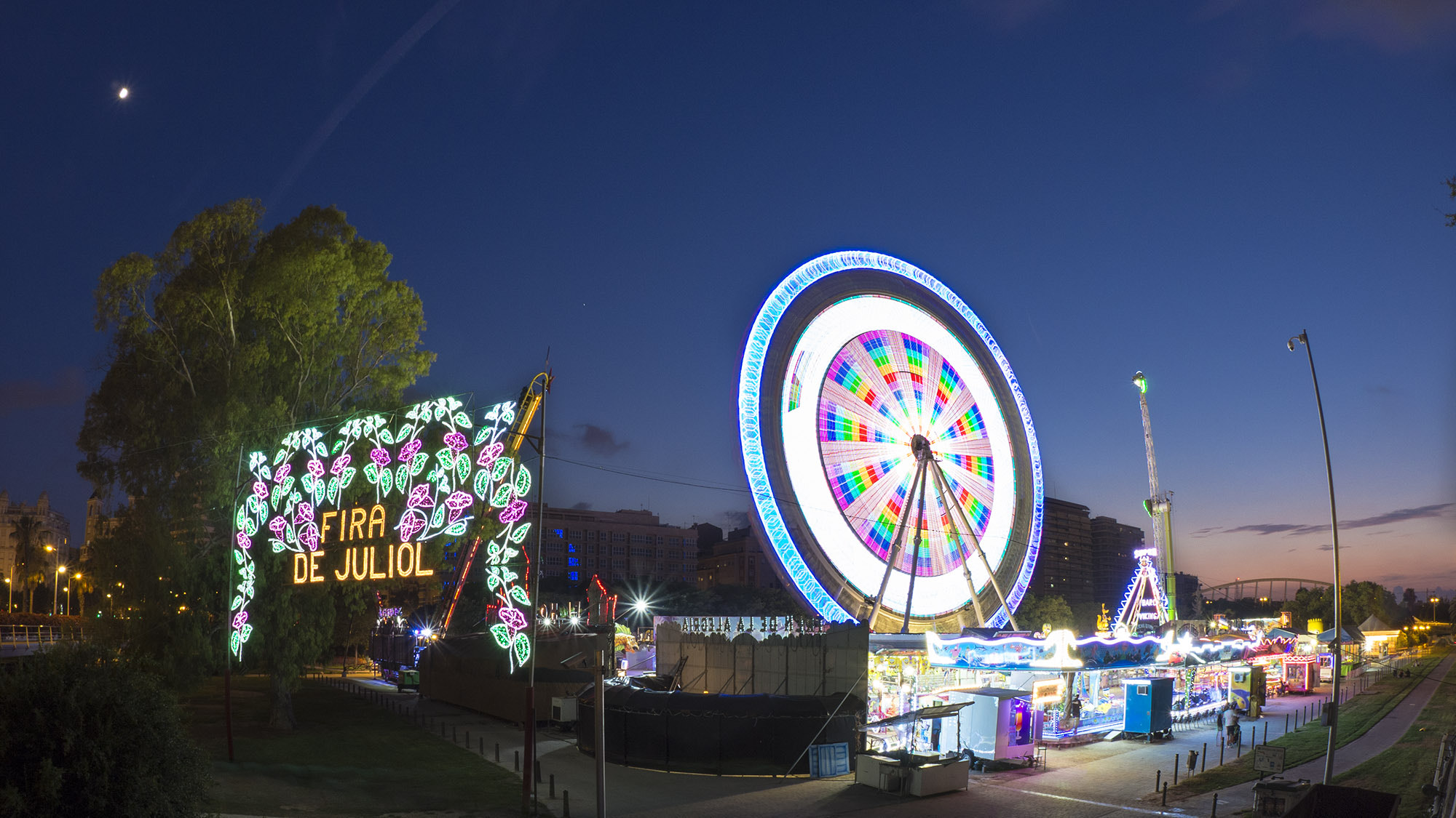 Olympus OM-D E-M10 + OLYMPUS M.8mm F1.8 sample photo. Noche de feria photography