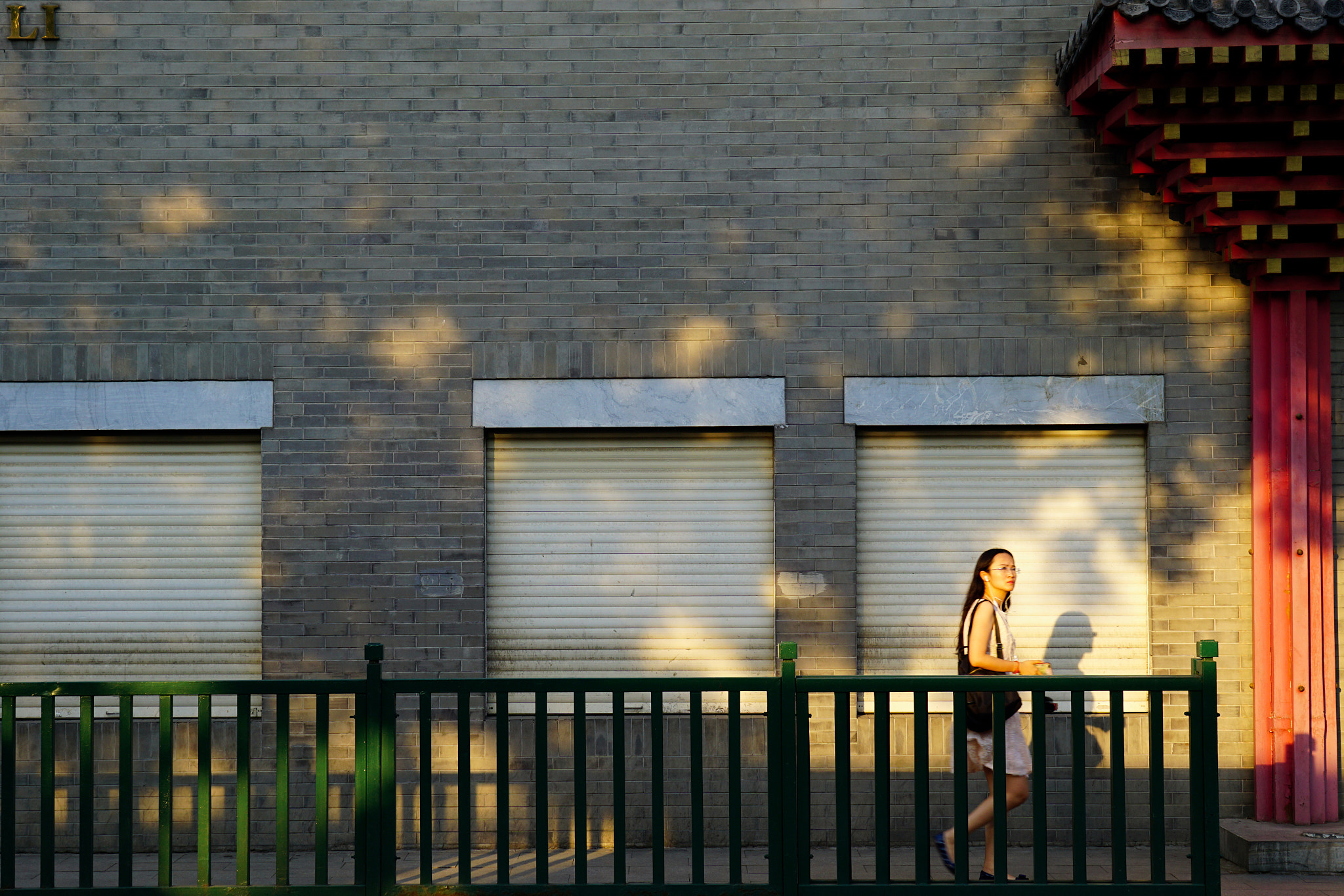 Sony a6000 + Sony FE 28-70mm F3.5-5.6 OSS sample photo. 雍和宫外墙街拍 photography