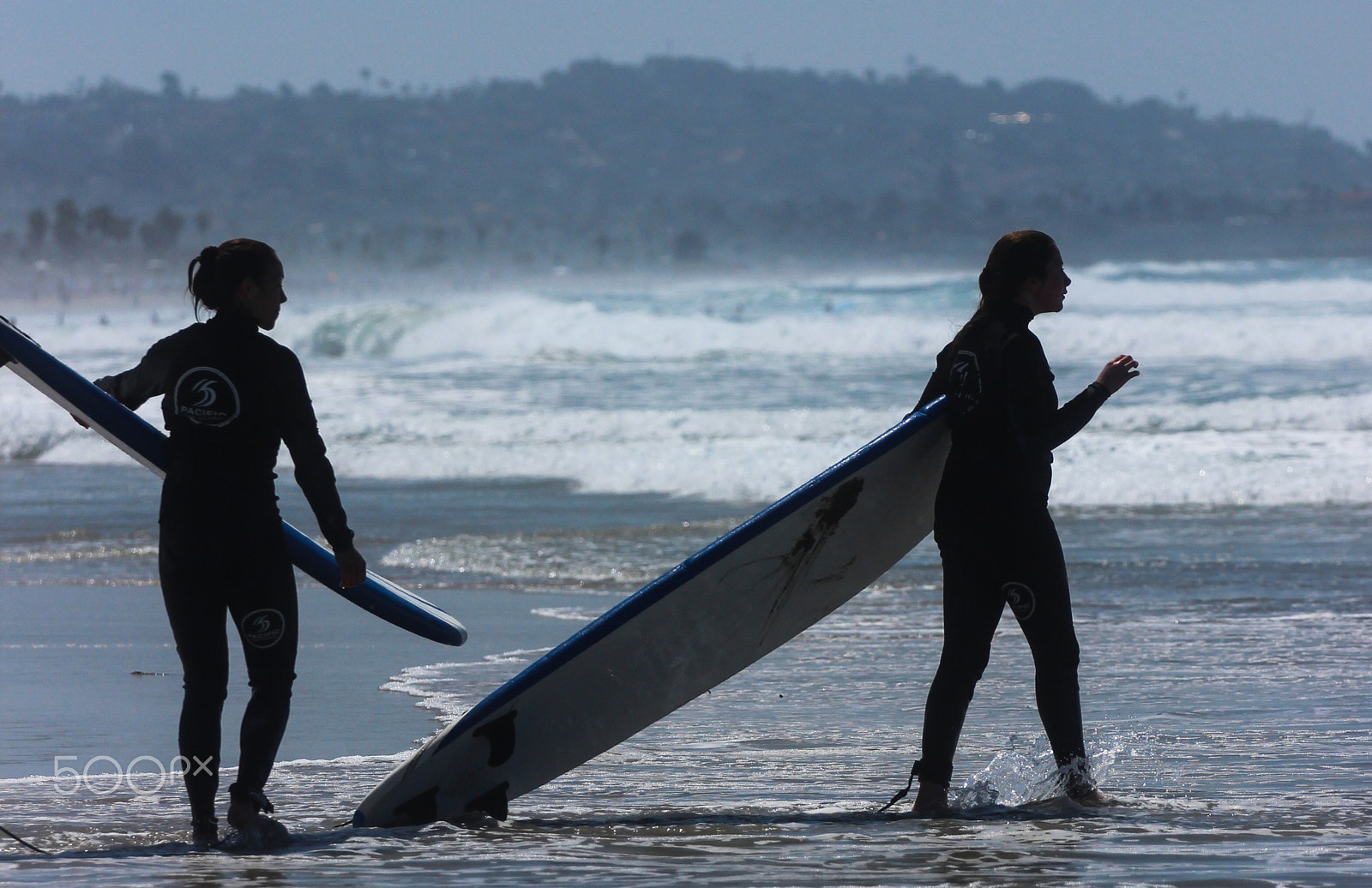 Canon EOS 600D (Rebel EOS T3i / EOS Kiss X5) + Canon EF 70-200mm F4L USM sample photo. Surfer girls photography