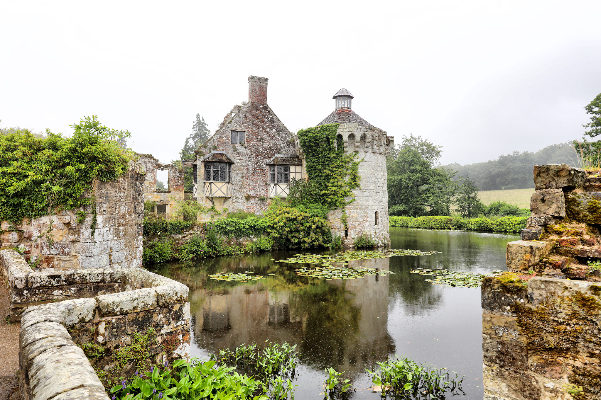 Canon EF 11-24mm F4L USM sample photo. Scotney castle photography