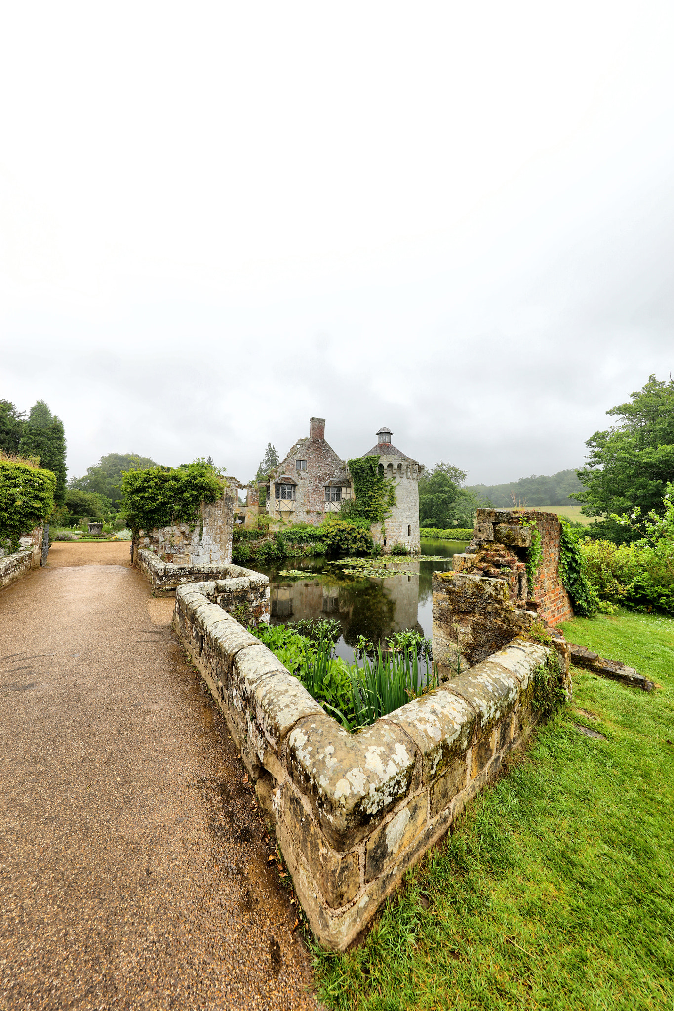 Canon EOS 5DS R + Canon EF 11-24mm F4L USM sample photo. Scotney castle photography