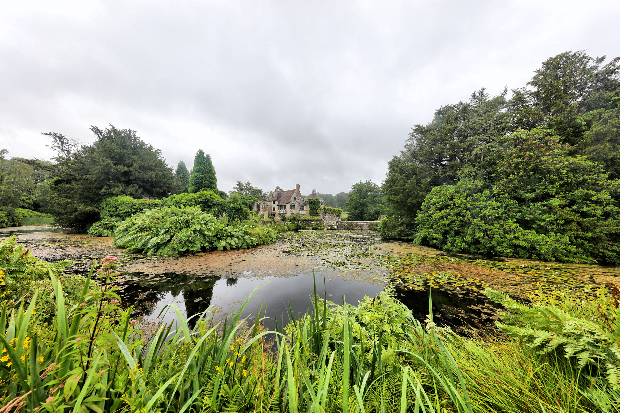 Canon EF 11-24mm F4L USM sample photo. Scotney castle photography