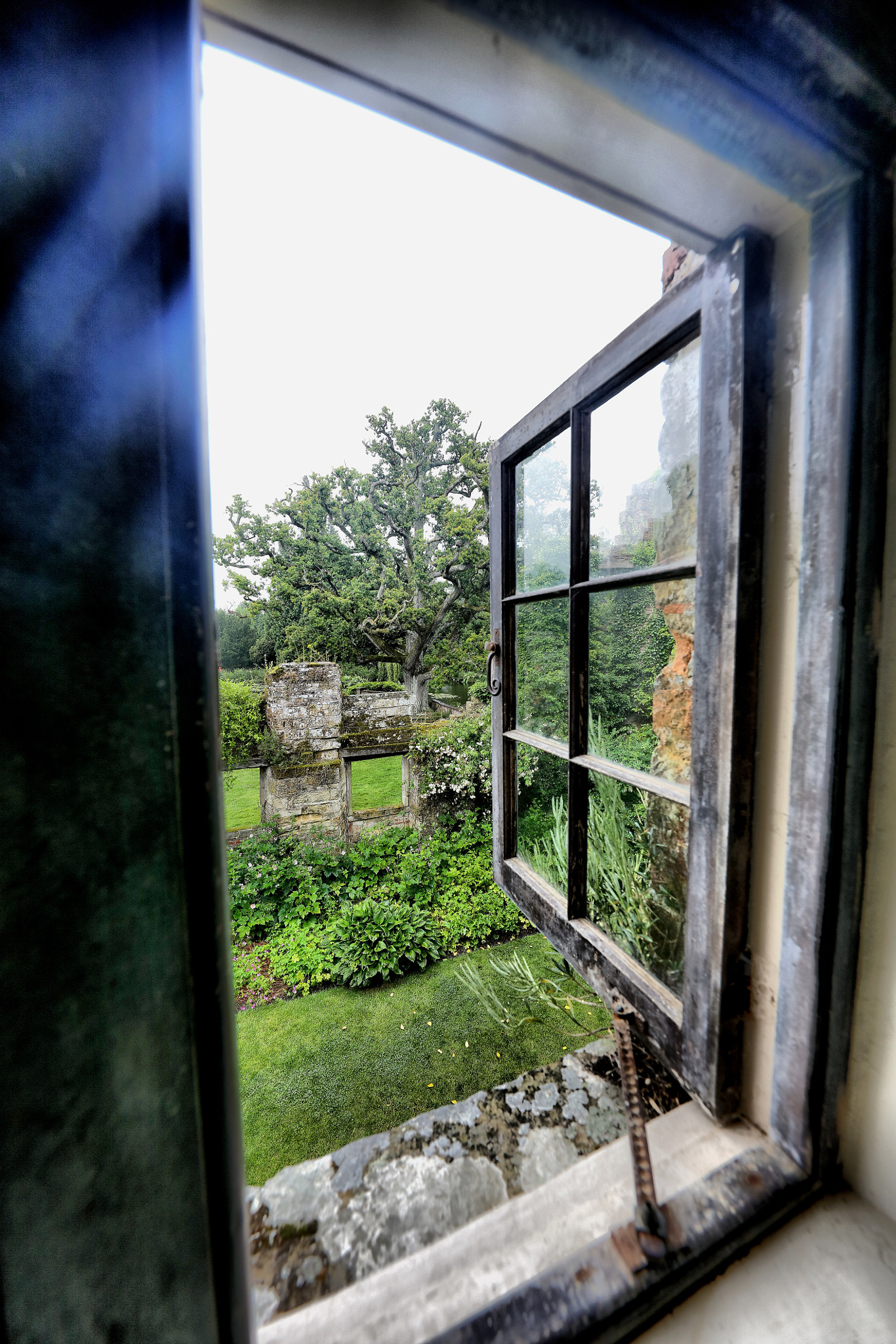 Canon EF 11-24mm F4L USM sample photo. Scotney castle photography