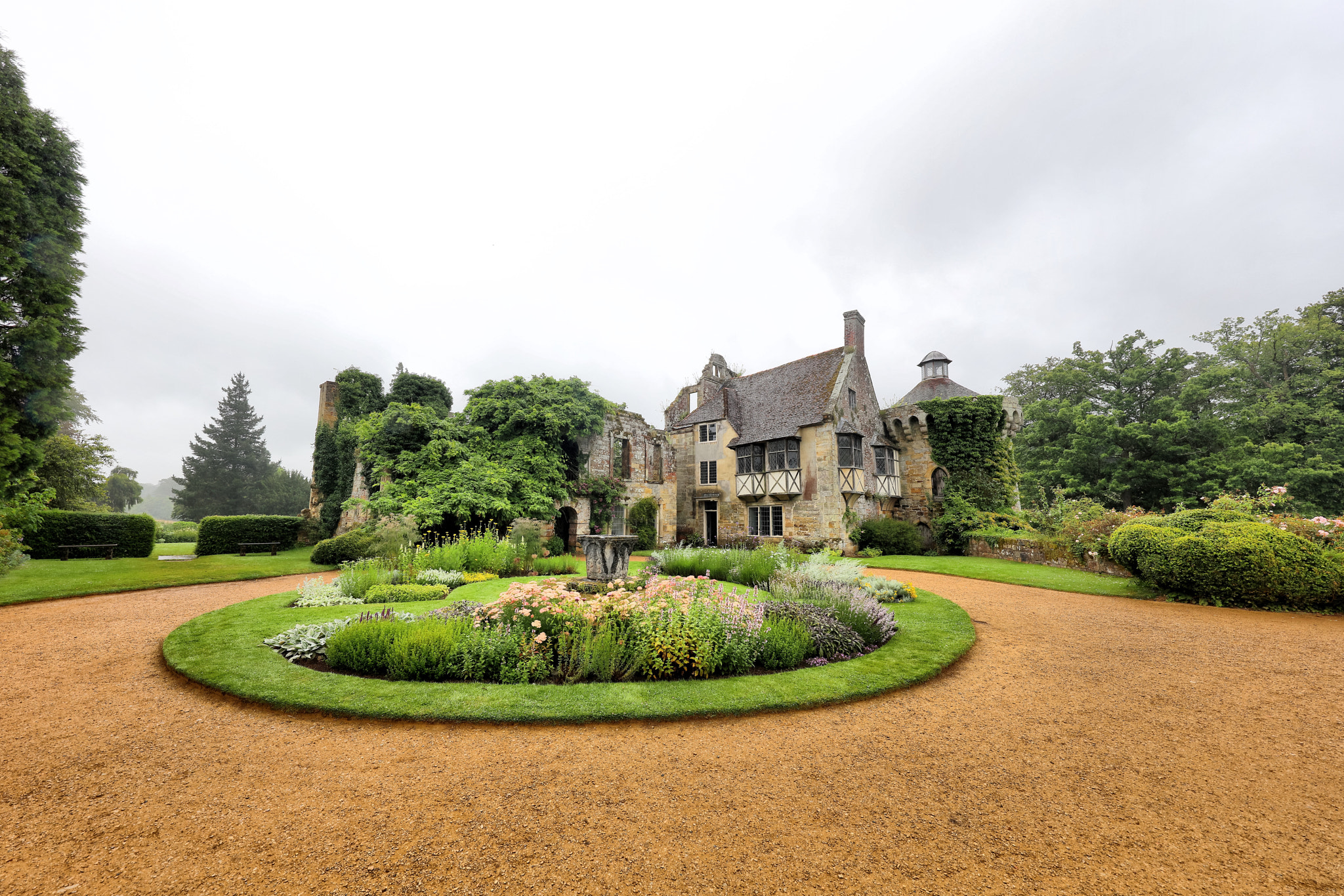 Canon EF 11-24mm F4L USM sample photo. Scotney castle photography