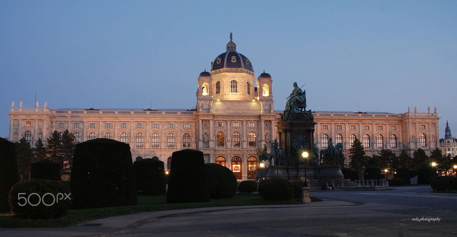 Nikon D80 + Sigma 18-200mm F3.5-6.3 DC sample photo. Evening in front of the museum photography